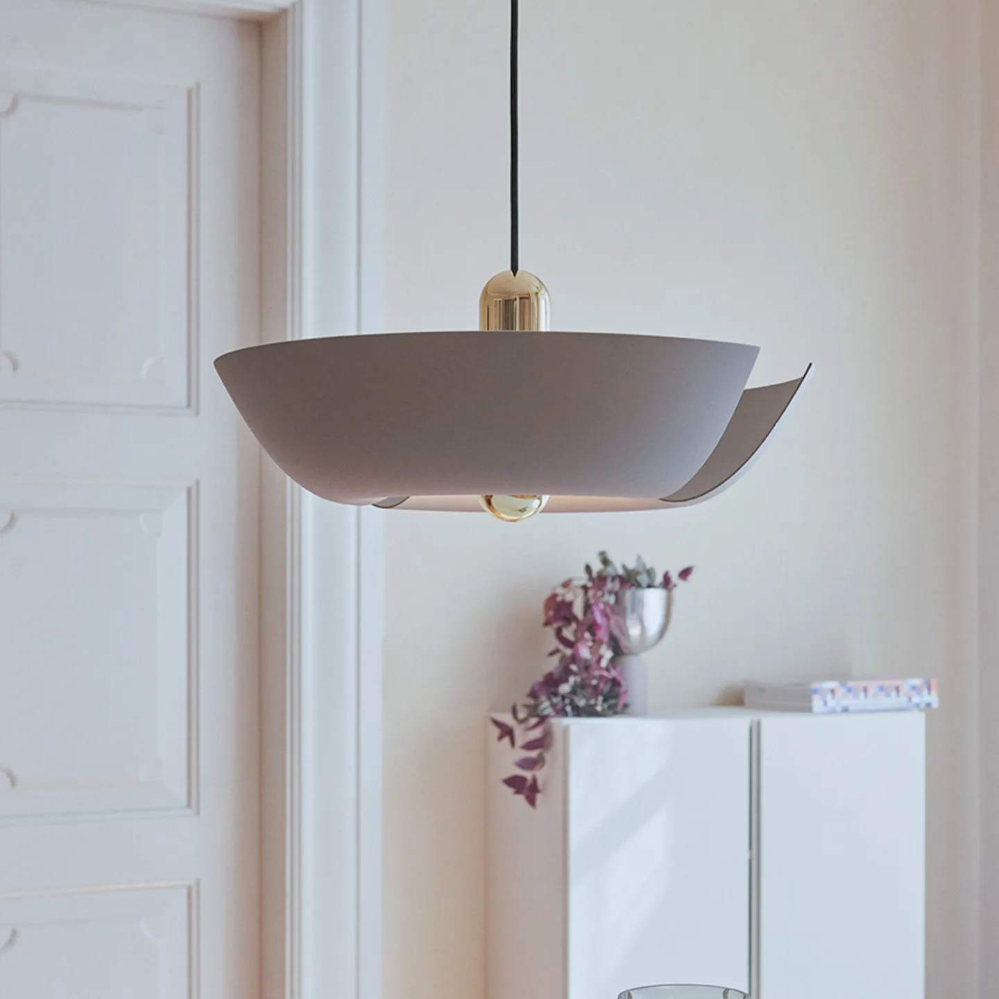 Cycnus pendellampa Ø30 taupe/guld - AYTM - Vardagsrum - Design - Aluminium - Med en ljuskälla