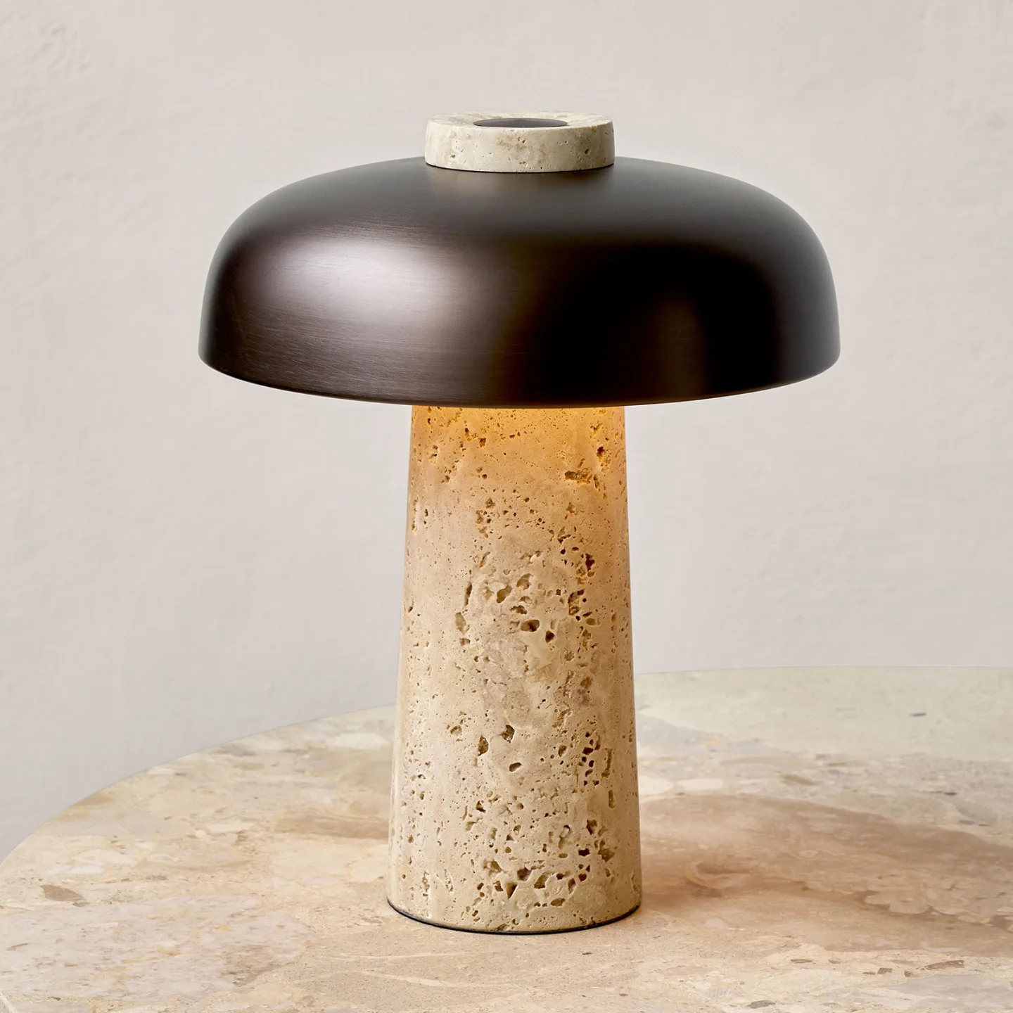 Reverse Tischleuchte Bronzed Brass - Audo Copenhagen - Wohnzimmer - Design - Stein - Mit Schirm