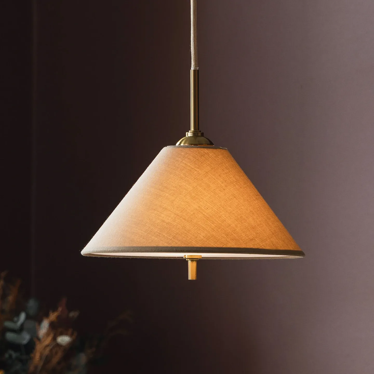 IRIS 25 Hängelampe mokkabraun Ø 25 cm - Globen Lighting - Wohnzimmer - Skandinavisch - Stoff / Textil - Mit Schirm