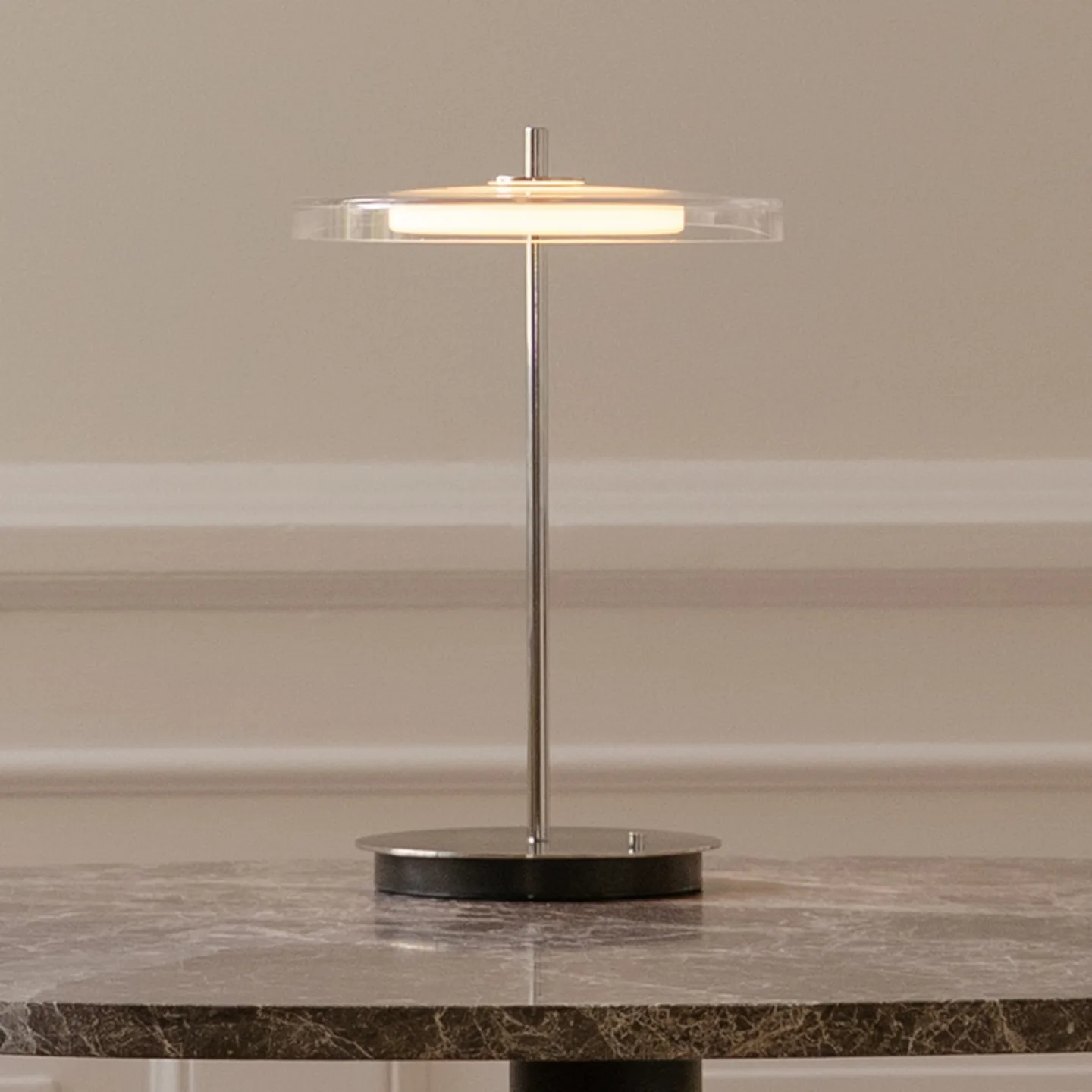 Asteria MOVE LED-Akkulampe stahl poliert Glas/Metall - UMAGE - Wohnzimmer - Design - Mit Schirm
