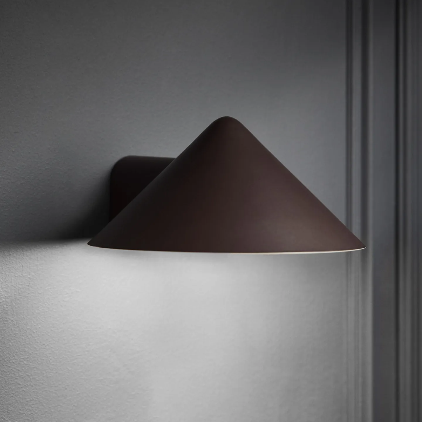 Grasp LED-Akku-Wandlampe, dunkelrot - FRANDSEN - Wohnzimmer - Design - Edelstahl - Einflammig