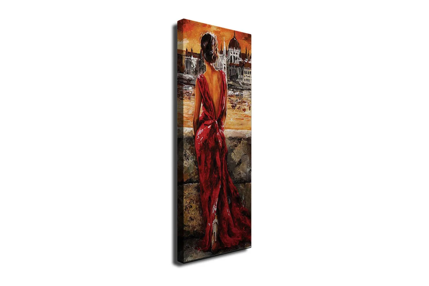Canvastavla 30x80 cm - Kvinna i röd klänning som blickar ut över en stad vid solnedgången - Röd / Orange / Beige