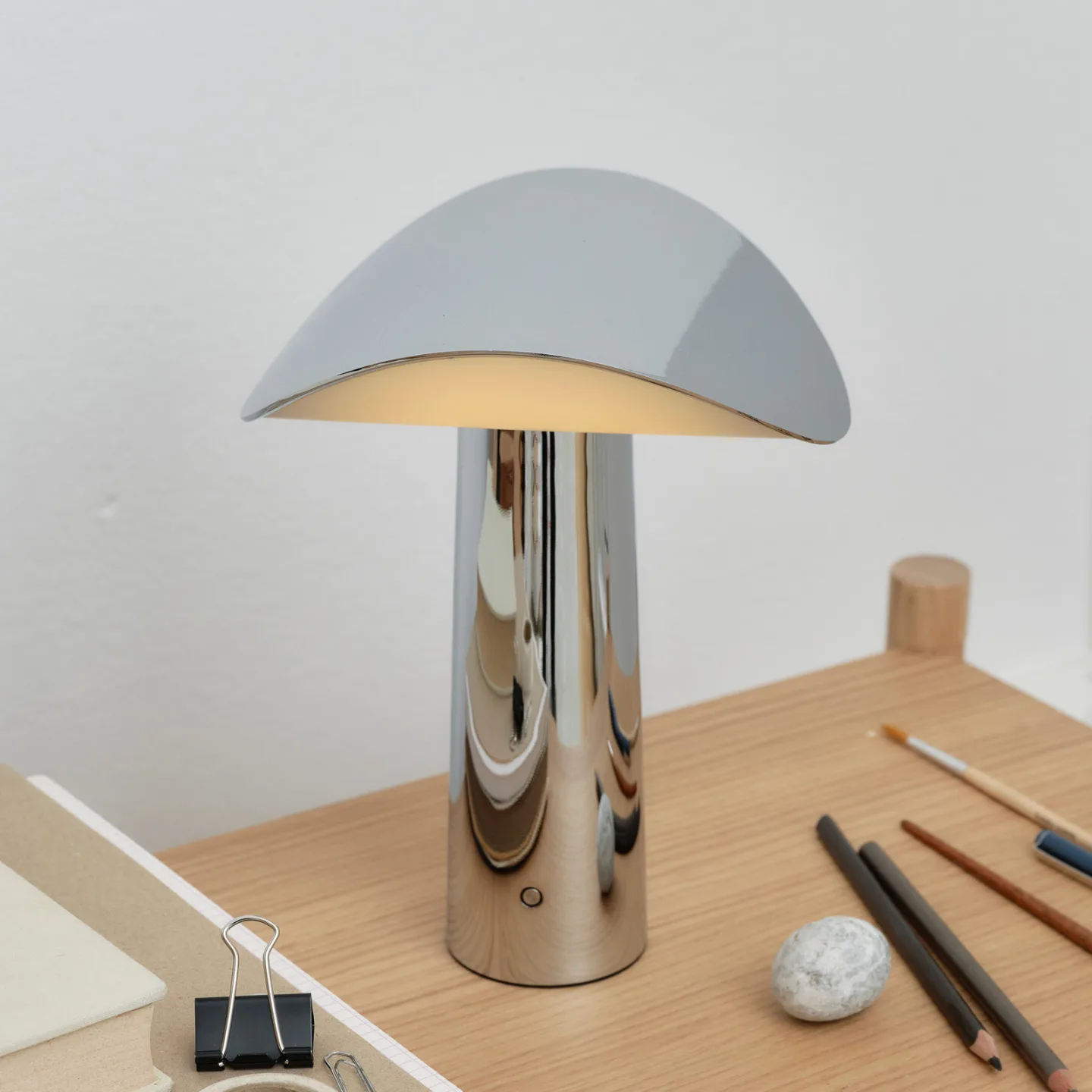 Lium LED-Akku-Tischleuchte, chrom, 2.700 K, USB - GEJST - Wohnzimmer - Modern - Aluminium - Einflammig