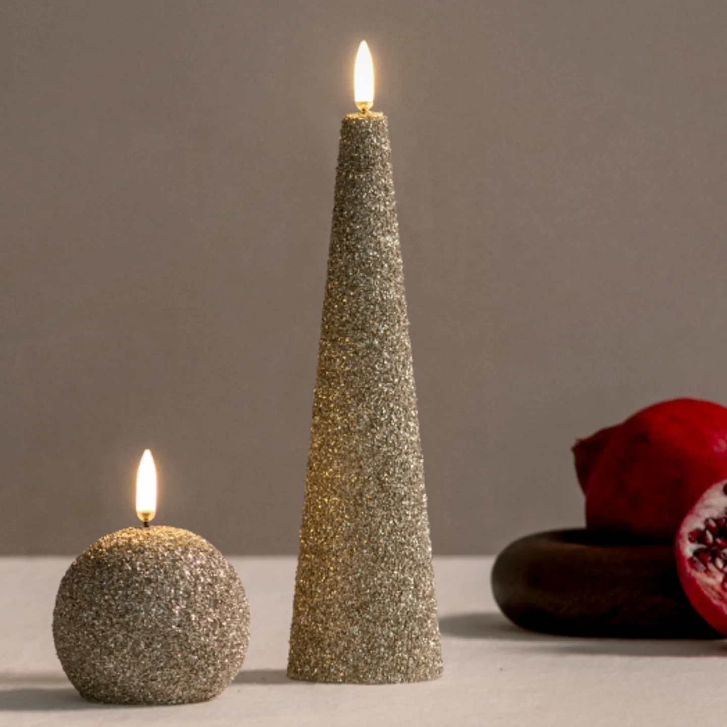 CONE LED-Kerze, creme, Höhe 22 cm, Glitter - Uyuni Lighting - Wohnzimmer - Sonstige - Einflammig
