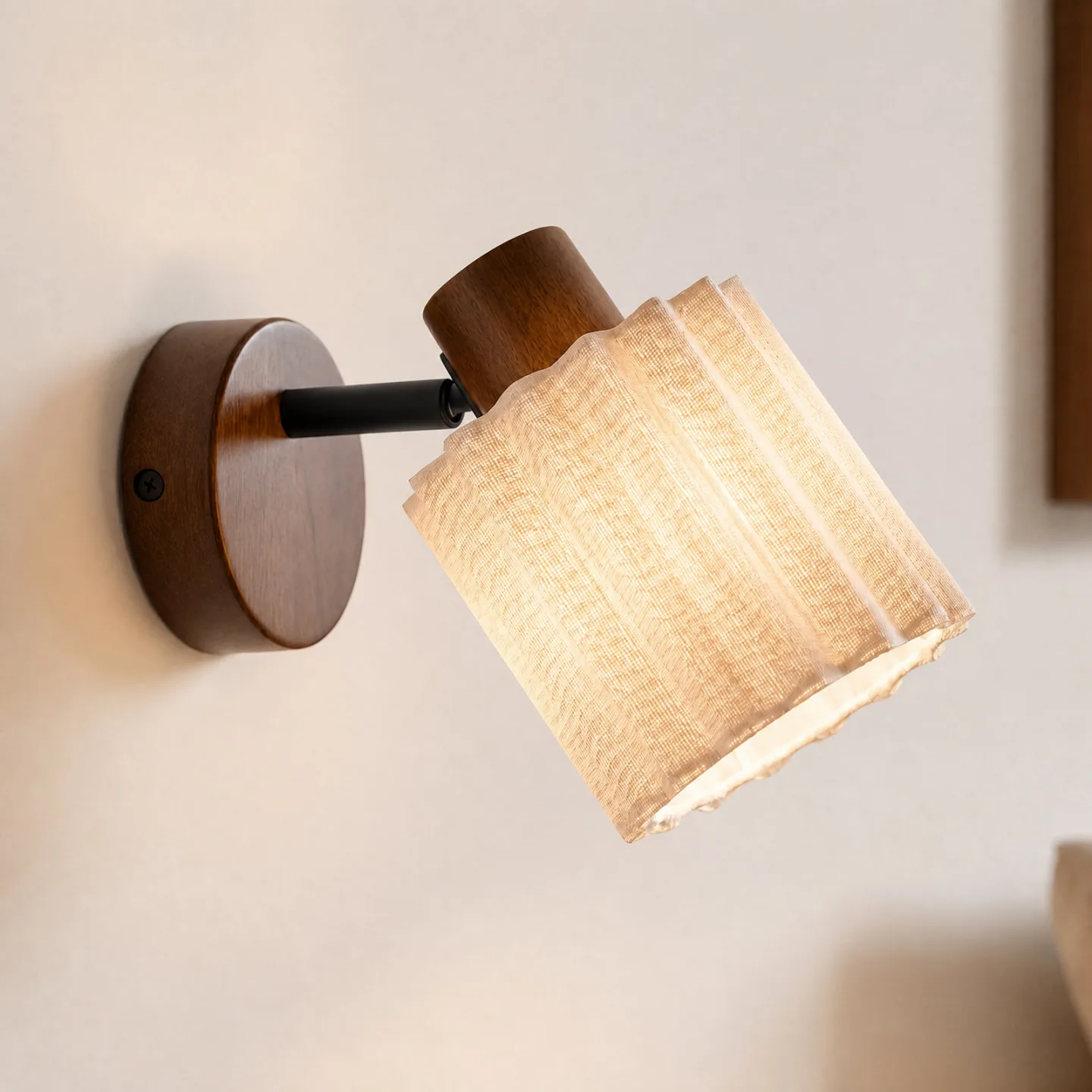 Shiloh spotlight till vägg, trä, linne, valnöt/beige, E14 – Lindby - Vardagsrum - Modern - Tyg / textil - Med en ljuskälla