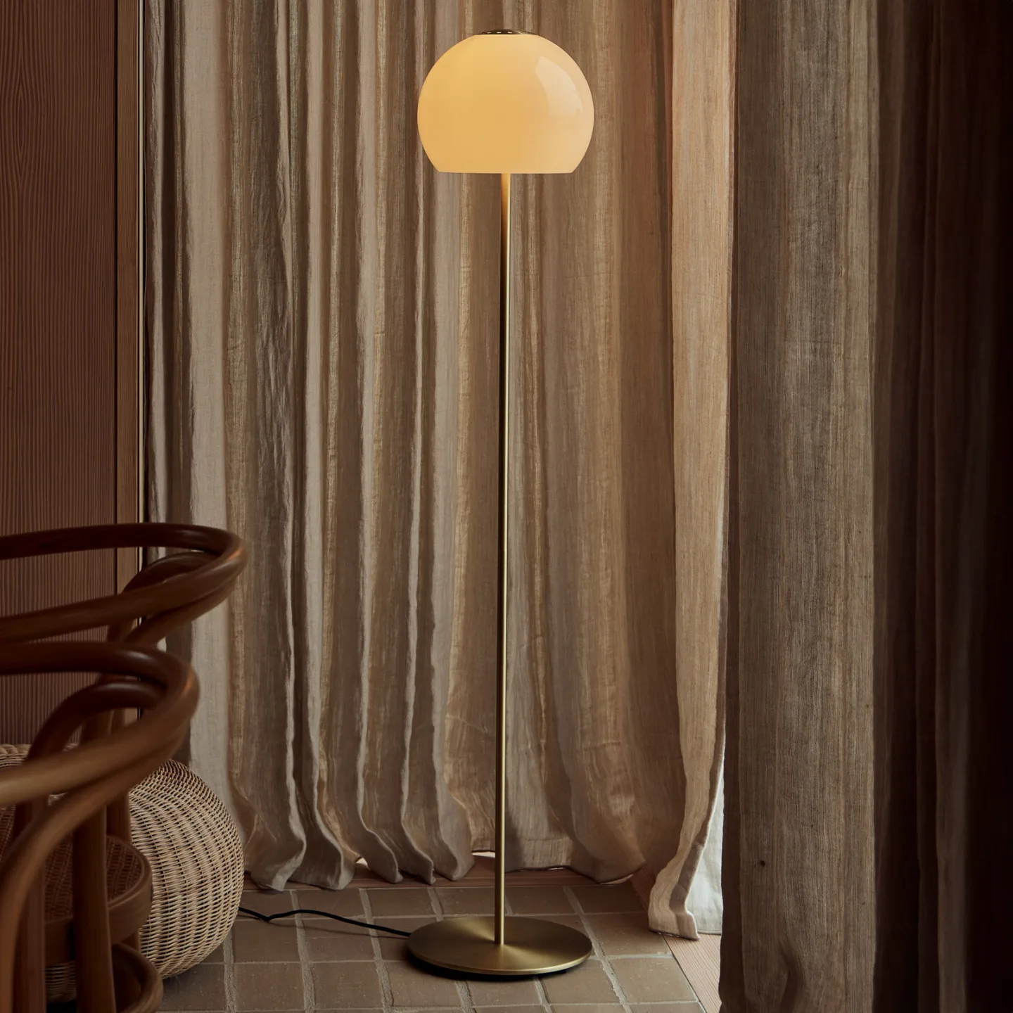Golvlampa Ball Glass, sandgrå, glas, 130 cm, E27 - FRANDSEN - Vardagsrum - Design - Med en ljuskälla