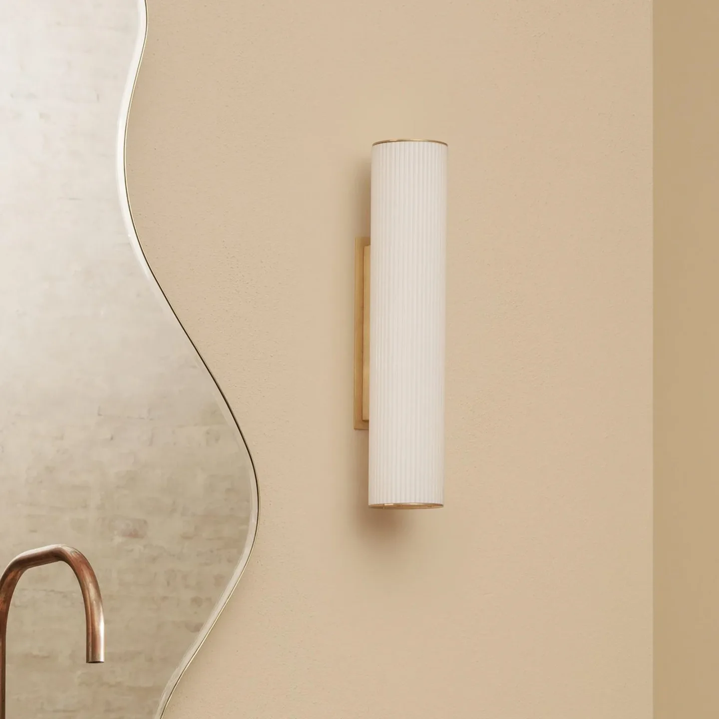 Vuelta Wandleuchte 40 White/Brass - Ferm Living Vuelta 40 - Wohnzimmer - Design - Glas - Einflammig