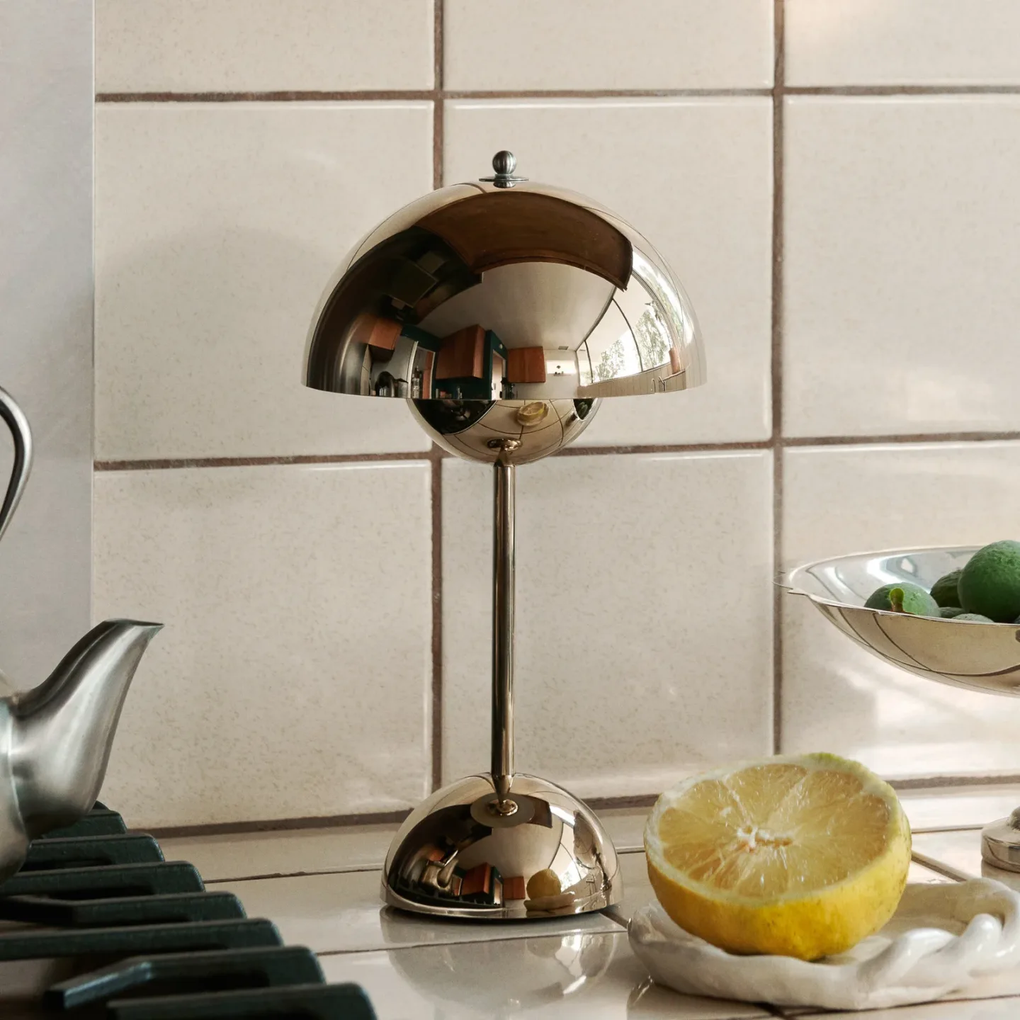 Flowerpot VP9 LED-batteridrevet bordlampe, messing - &TRADITION - Stue - Design - Plastik - Med skærm
