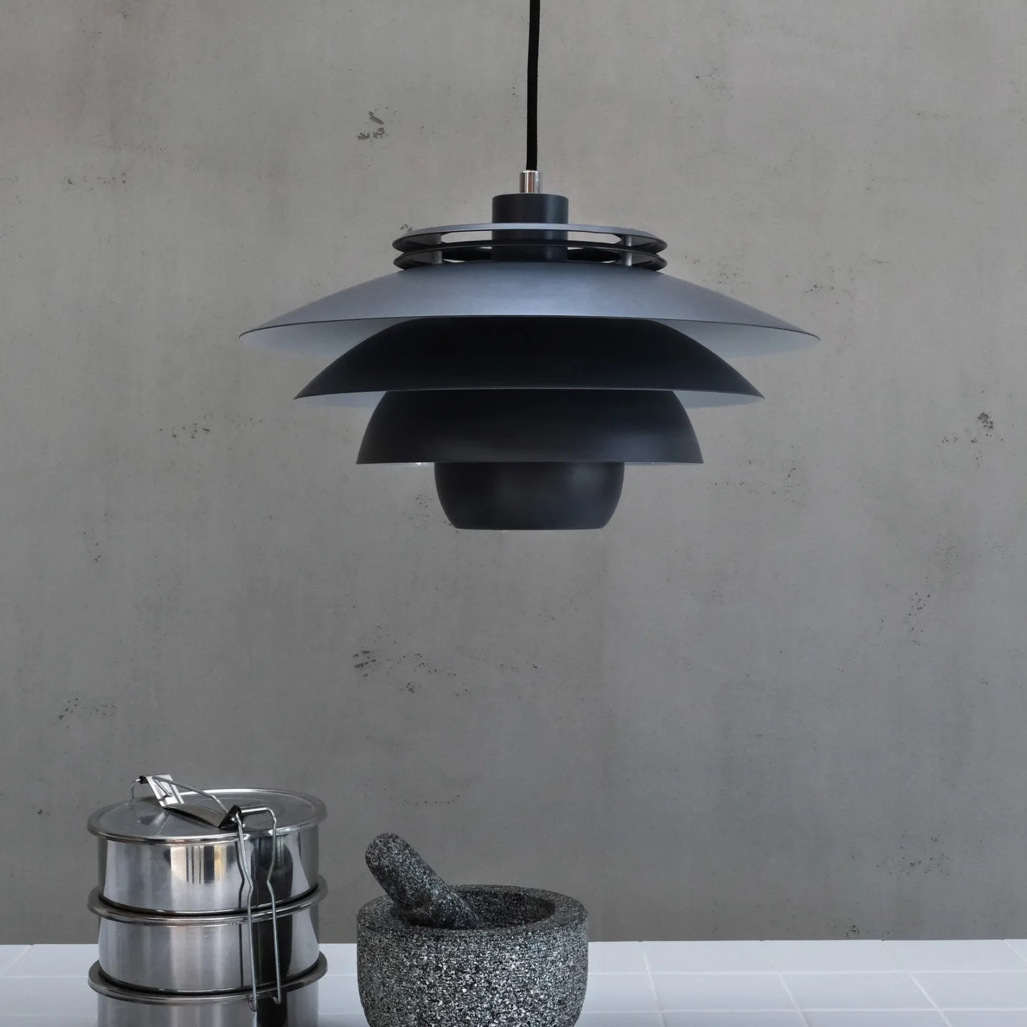 Ejka Pendel Dark Grey - Dyberg Larsen - Stue - Design - Metall - Med en lyskilde