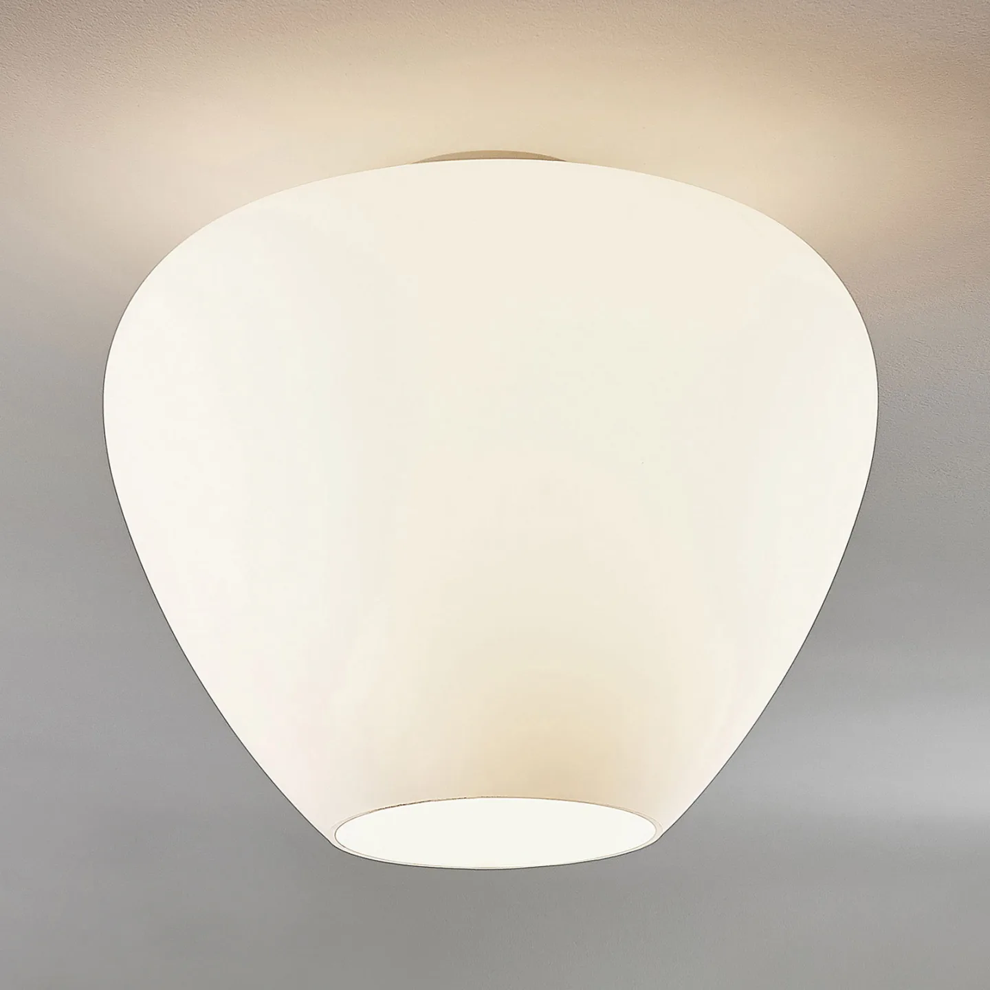 Lindby Deckenlampe Bibiane, opalweiß, Glas, Ø 38 cm, E27 - Wohnzimmer - Modern - Rund