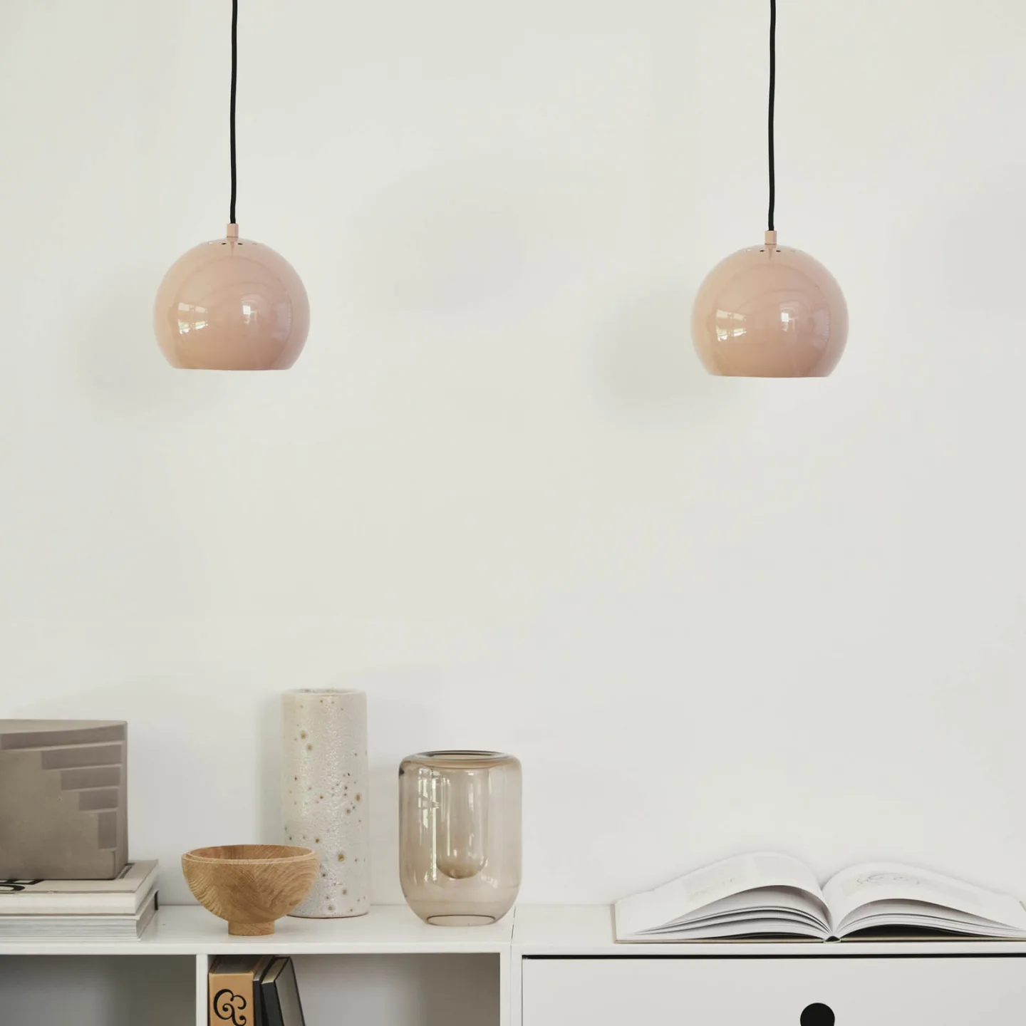 Ball Taklampa Ø18 Glossy Nude - Frandsen - Vardagsrum - Design - Metall - Med en ljuskälla