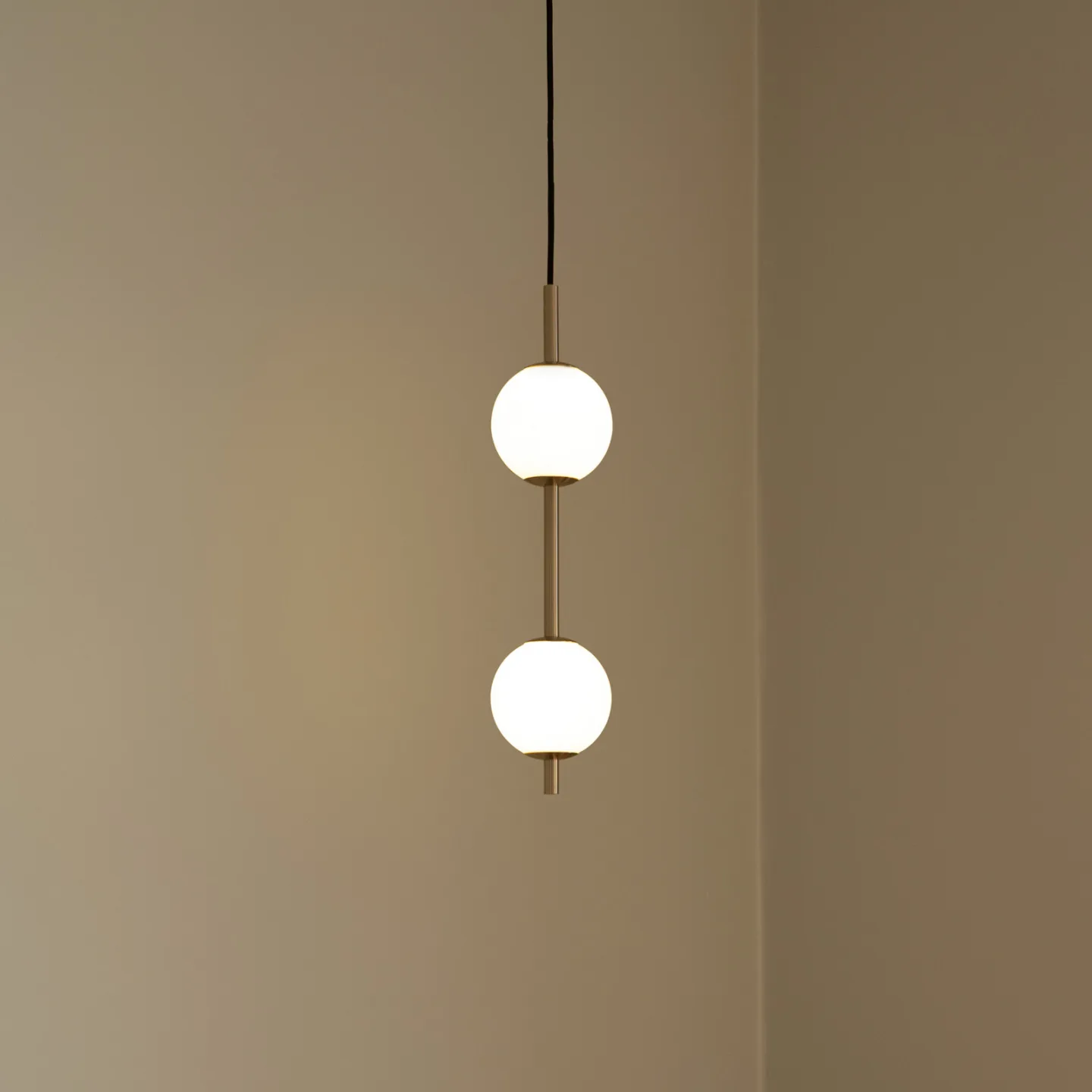 Audrey LED-hængelampe, messingfarvet, 2 lyskilder Ø 12 cm - UMAGE - Stue - Design - Metal - Med flere lyskilder