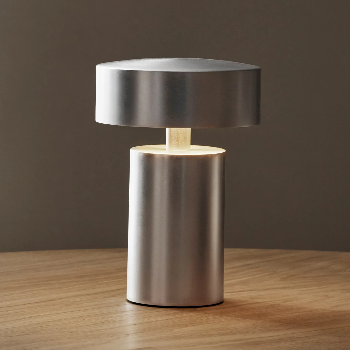 Column Portable Tischleuchte Aluminium - Audo Copenhagen - Wohnzimmer - Design - Metall - Mit Schirm
