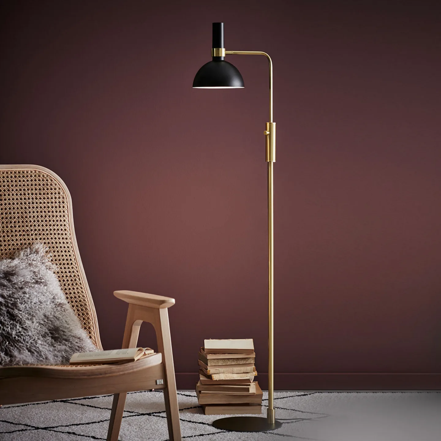 Larry Golvlampa Black/Brushed Brass - Markslöjd - Vardagsrum - Modern - Metall - Med en ljuskälla
