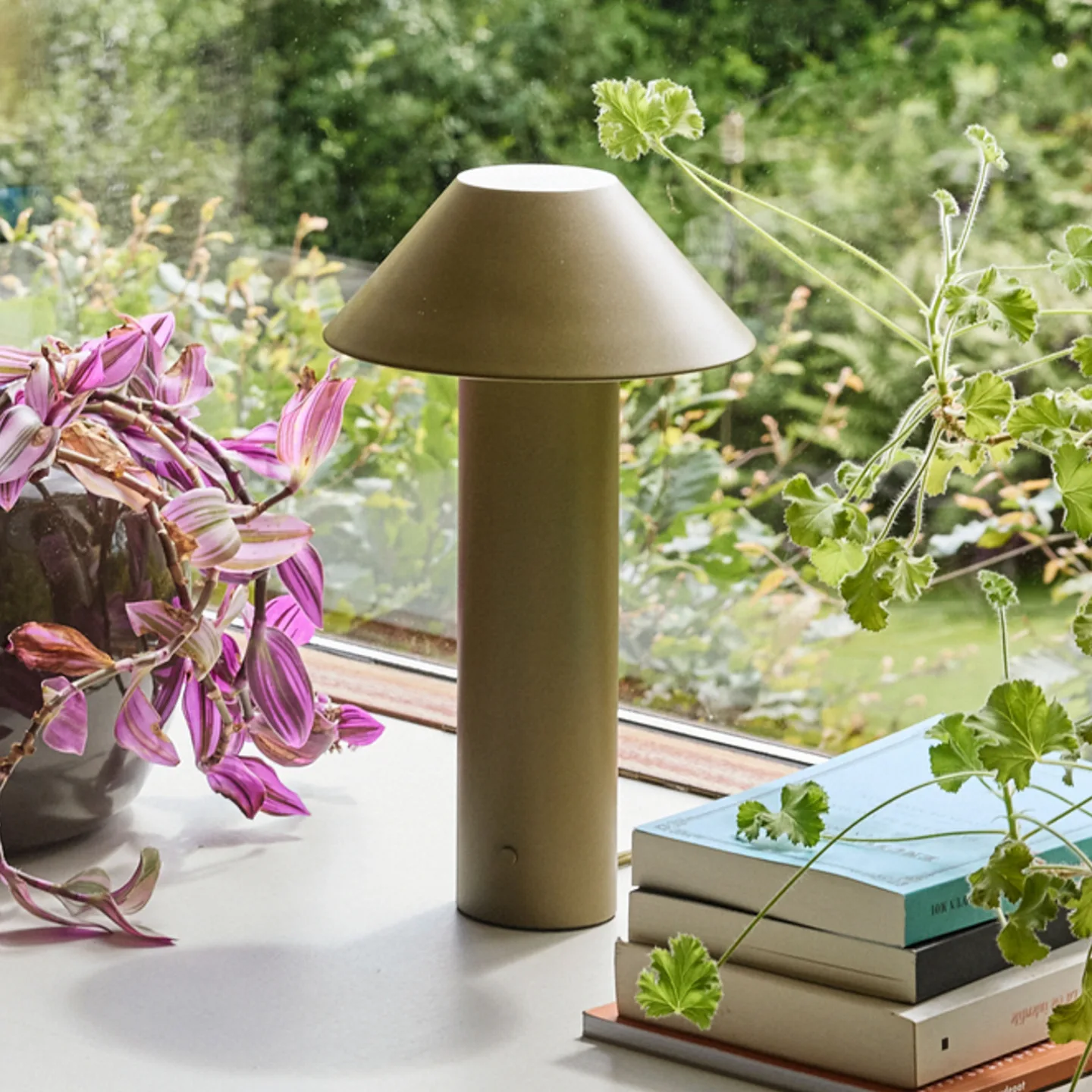 Tower LED-bordslampa, mörkgrön, höjd 32 cm – Hübsch - Vardagsrum - Modern - Metall - Med lampskärm
