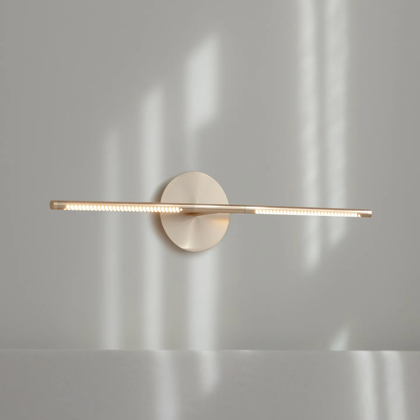 Omni Væglampe Brushed Brass - UMAGE - Stue - Design - Metal - Lineær