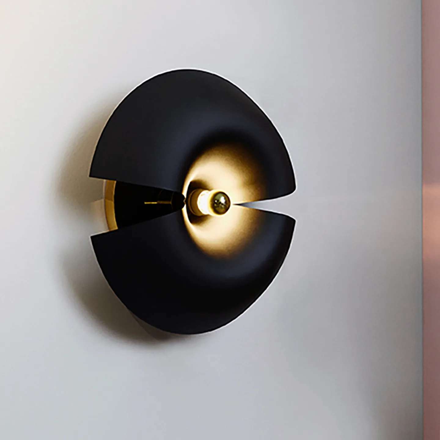 Cycnus vägglampa Ø45 svart/guld - AYTM - Vardagsrum - Design - Aluminium - Rund