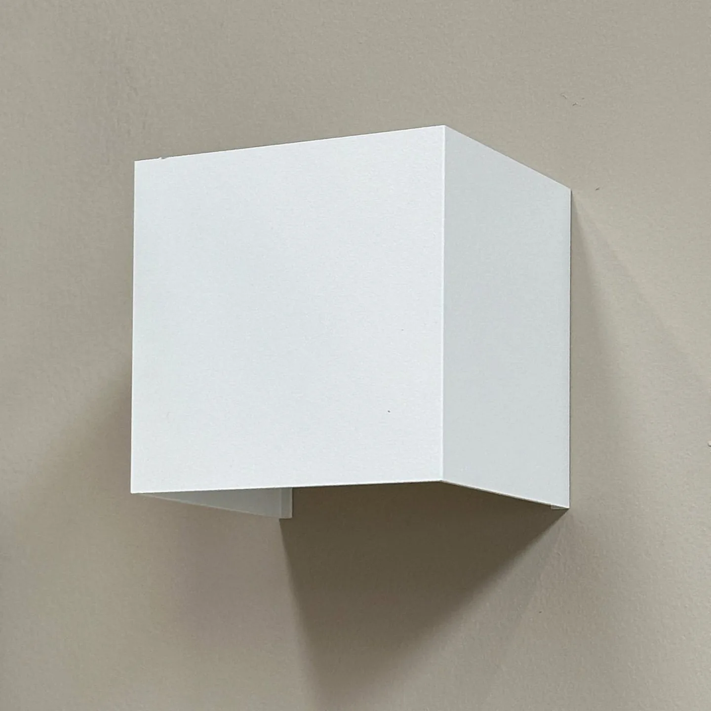 Venus Væglampe 10x10 White - Dyberg Larsen - Stue - Design - Aluminium - Kantet