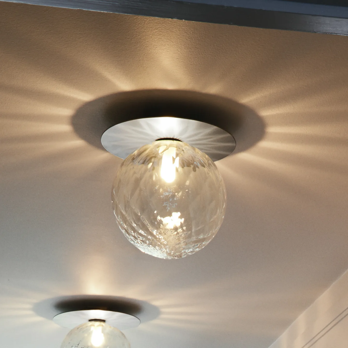 Liila 1 Stor vägglampa, IP44, varmvit, silver/klar - Nuura Liila 1 Large Nuura Aps - Vardagsrum - Design - Glas - Klot