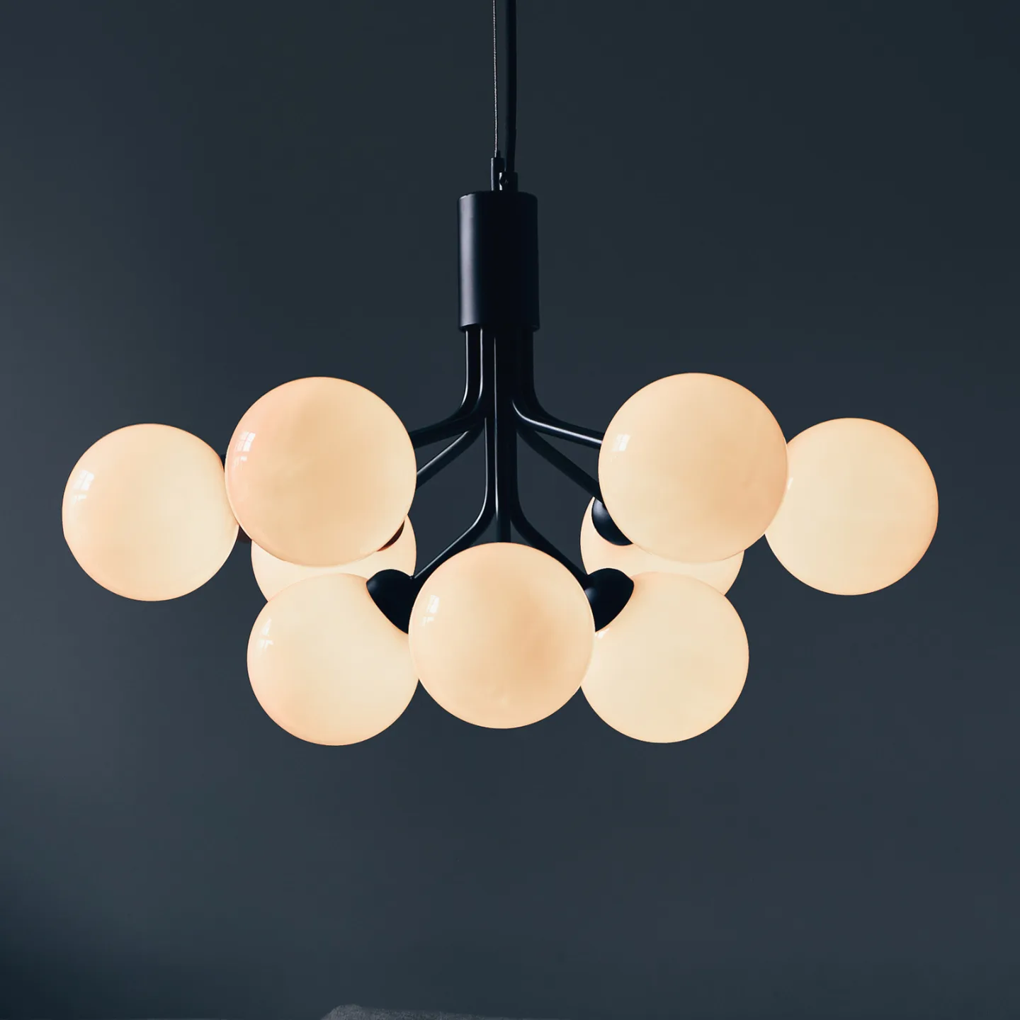 Apiales 9 Ljuskrona Satin Black/Opal White - Nuura Nuura Aps - Vardagsrum - Design - Metall - Med flera ljuskällor