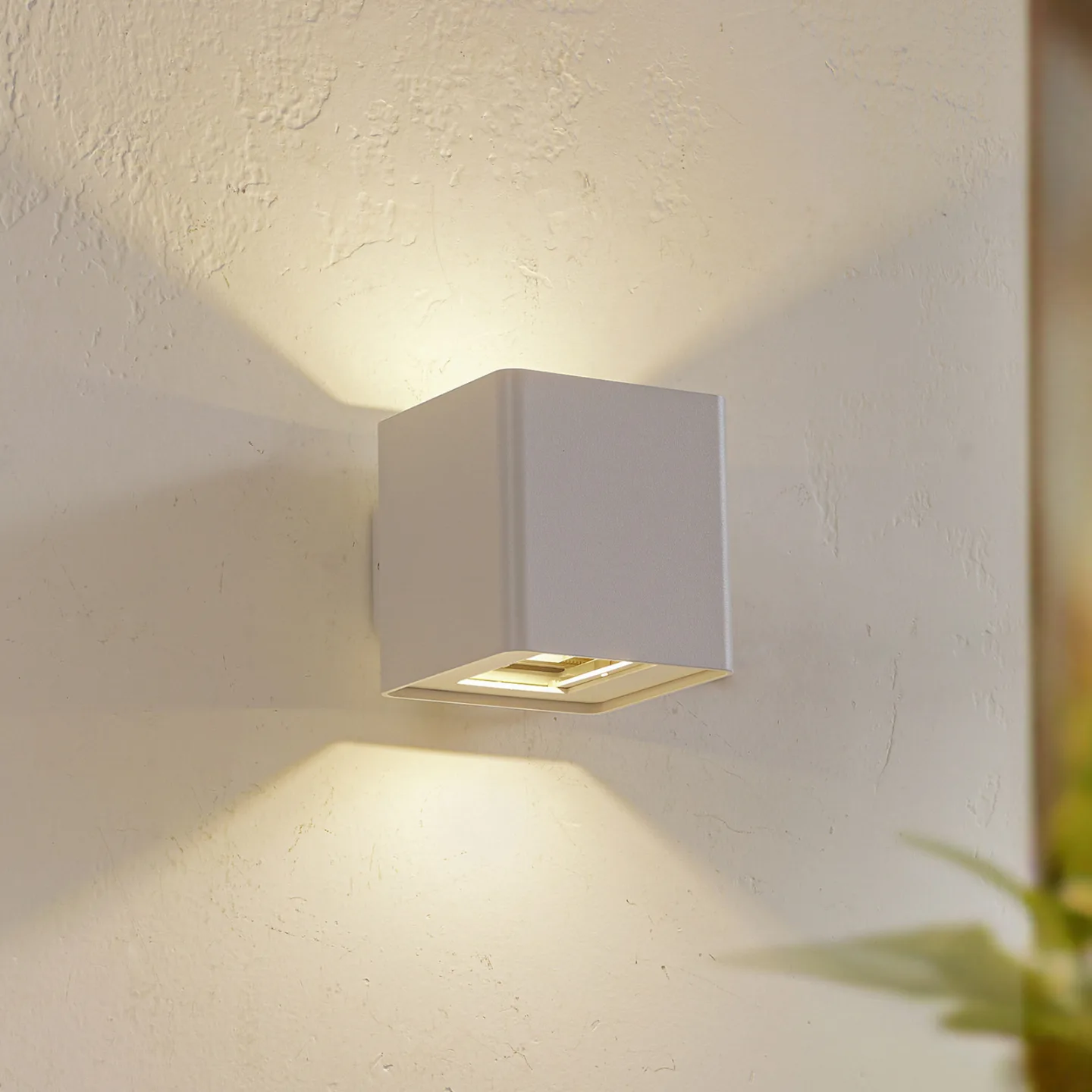 Aaron udendørs LED-væglampe, hvid, IP54, op/ned - Lucande - Terrasse - Moderne - Aluminium - Med én lyskilde