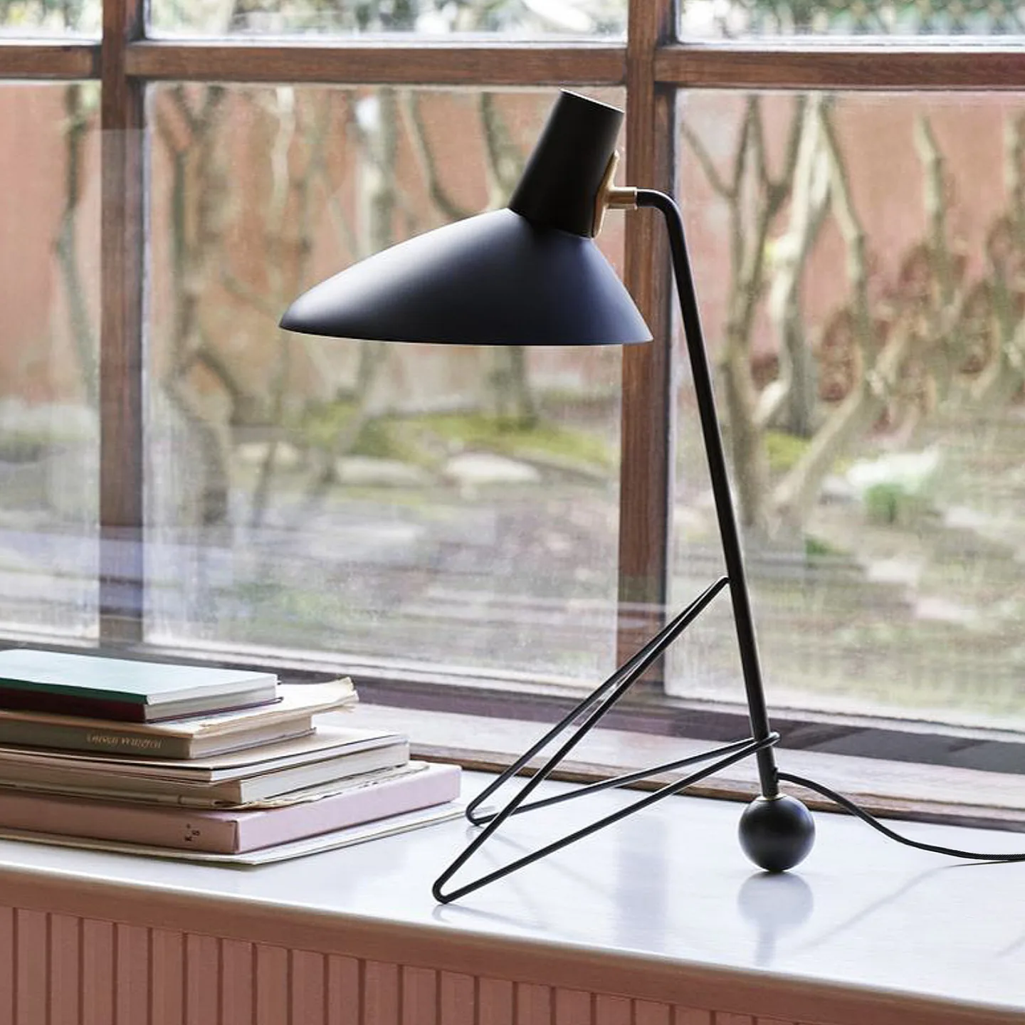 Tripod HM9 Tischleuchte Matt Schwarz - &Tradition - Wohnzimmer - Aluminium - Dreibein