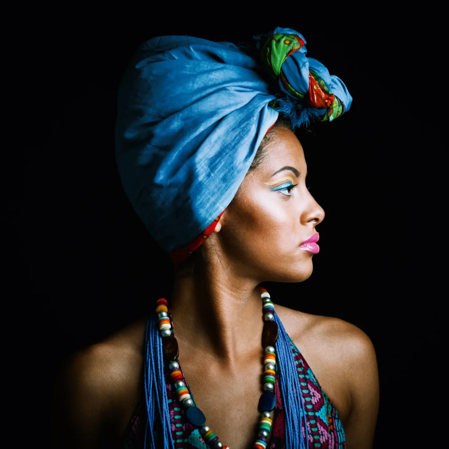 image LAND Alubild Schönheit mit Blauem Turban | Schubiger Möbel