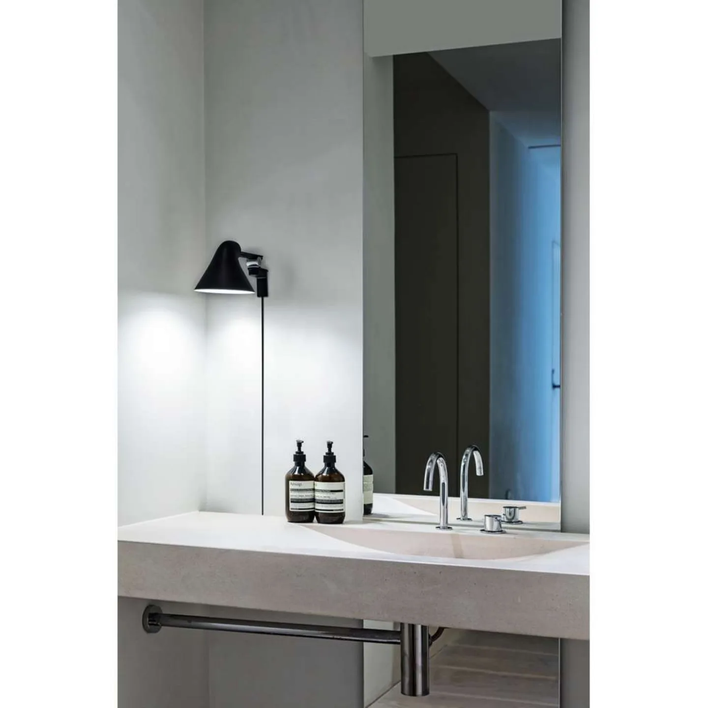NJP Box Short LED-væglampe, 2700K, grå - Louis Poulsen - Stue - Aluminium