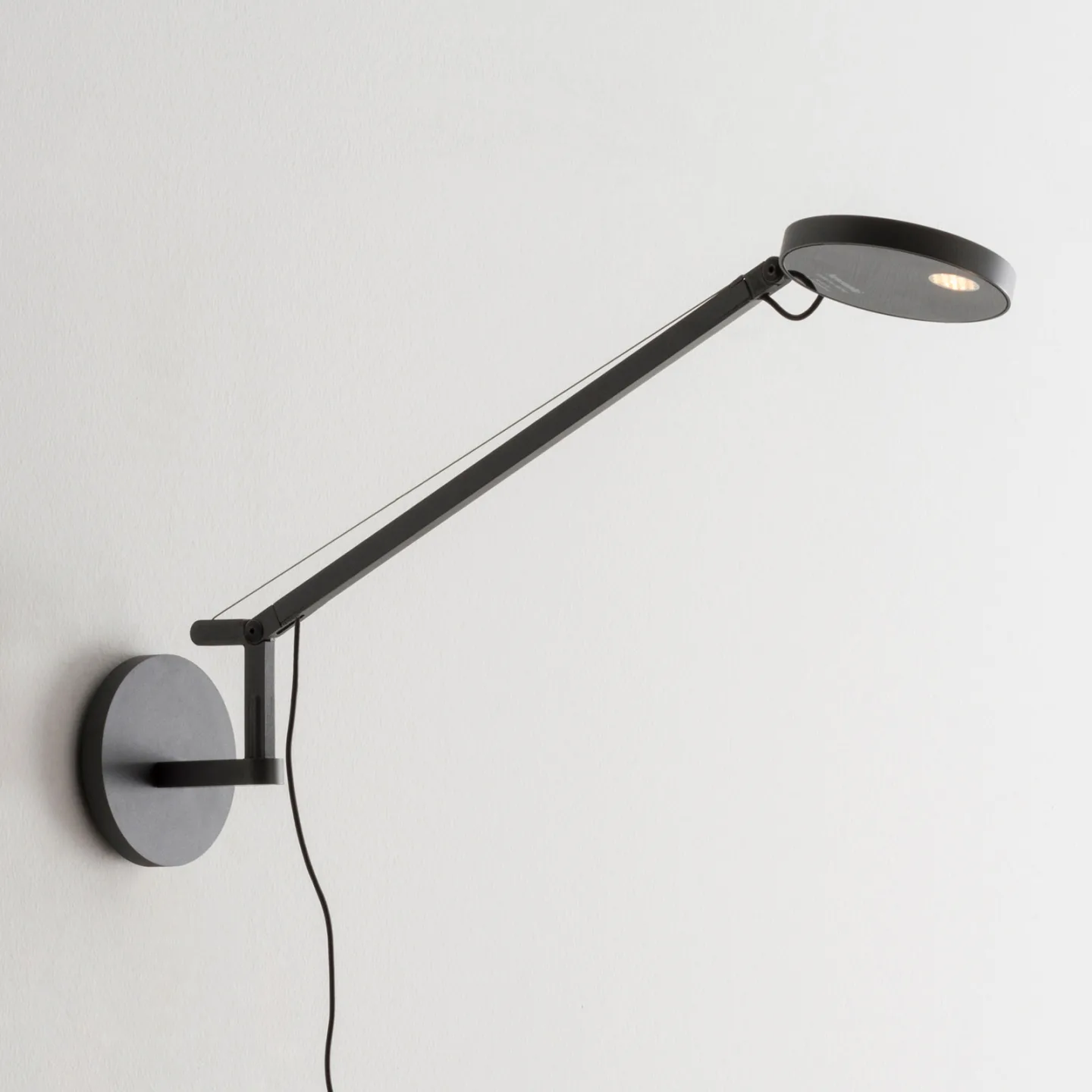 Demetra Micro LED-Wandleuchte, 3.000 K, grau - Artemide - Arbeitszimmer / Büro - Design - Metall - Einflammig