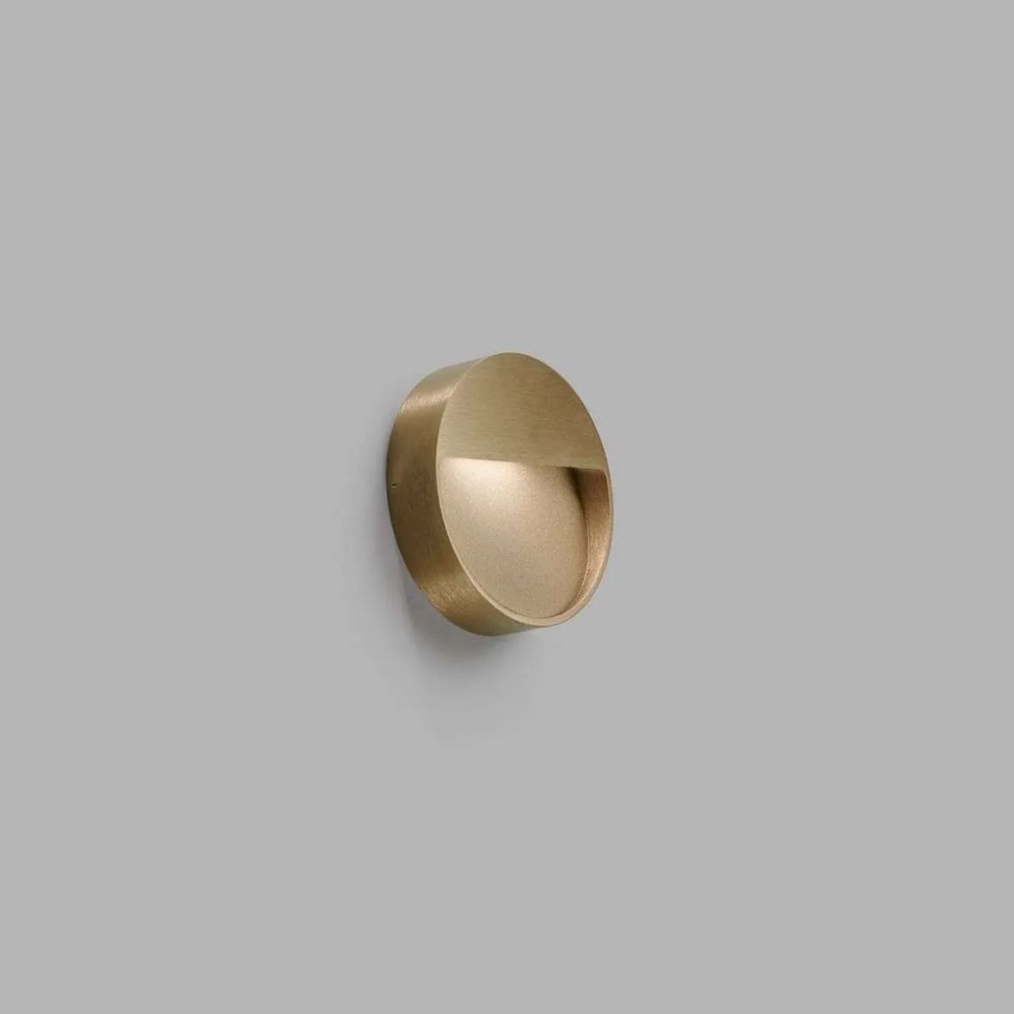Serious 2 Wandleuchte IP54 2700K Brass - LIGHT-POINT - Flurbereich - Aluminium