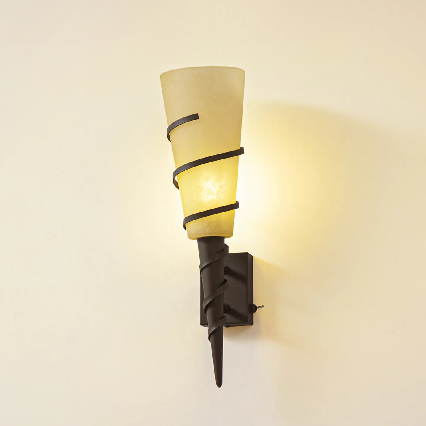 Lindby Wandleuchte Anouk, Höhe 44 cm, Glas, Metall, Fackel - Wohnzimmer - Landhaus / Rustikal - Einflammig