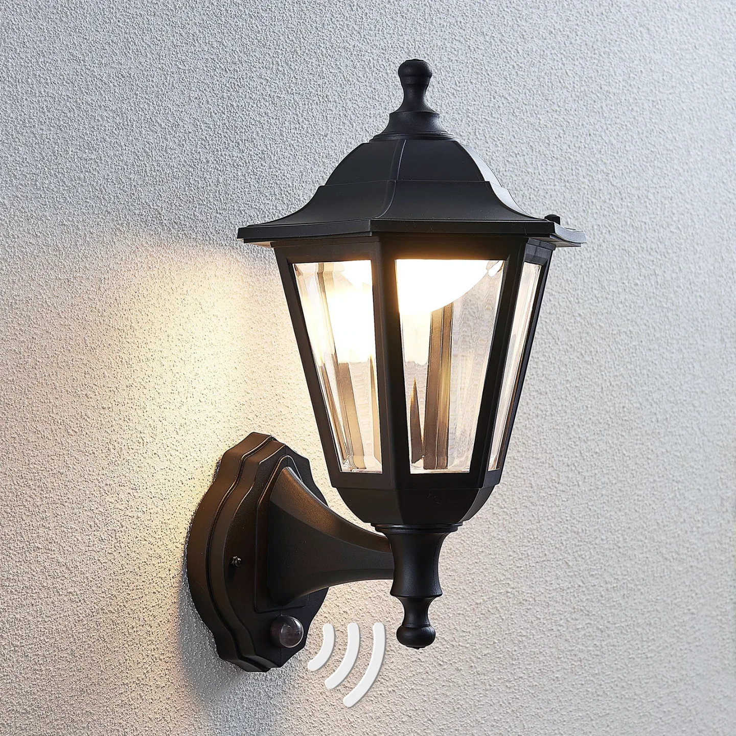 Iavo LED Utendørs Vegglampe w/Sensor Black/Clear - Lindby - Balkong - Antikk - Plast - Med en lyskilde