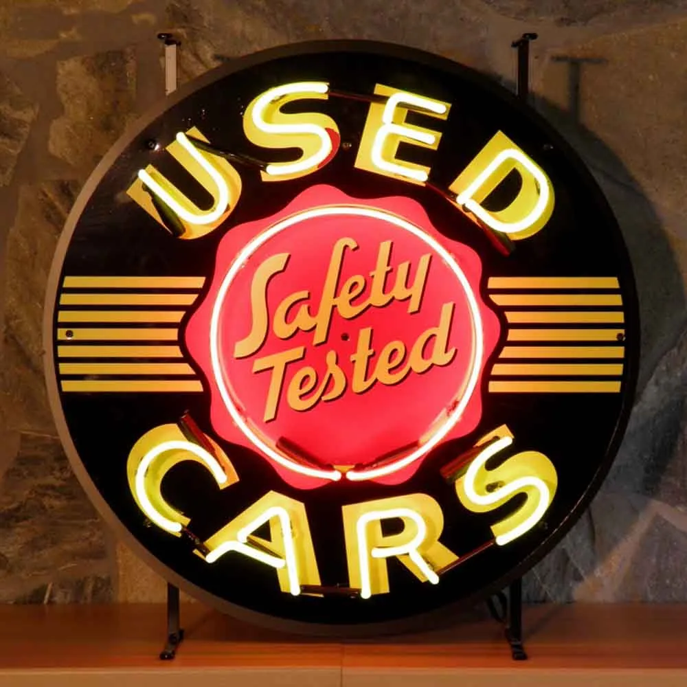 Neonskylt Used Cars med bakgrund