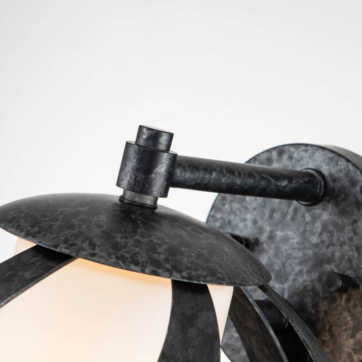 Blacksmith vegglampe, svart/hvit, 1 lyskilde, IP44 – Elstead Quintiesse - Metall - Med en lyskilde