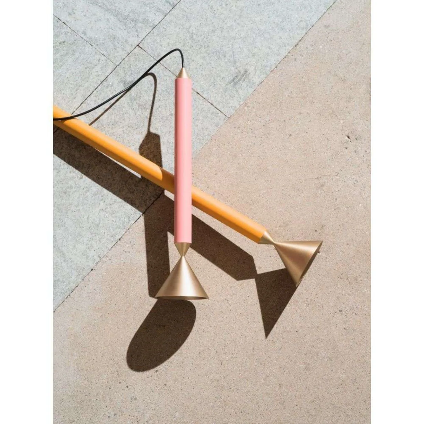 Apollo 39 Pendelleuchte Coral Pink/Polished Brass - Pholc - Wohnzimmer - Kunststoff