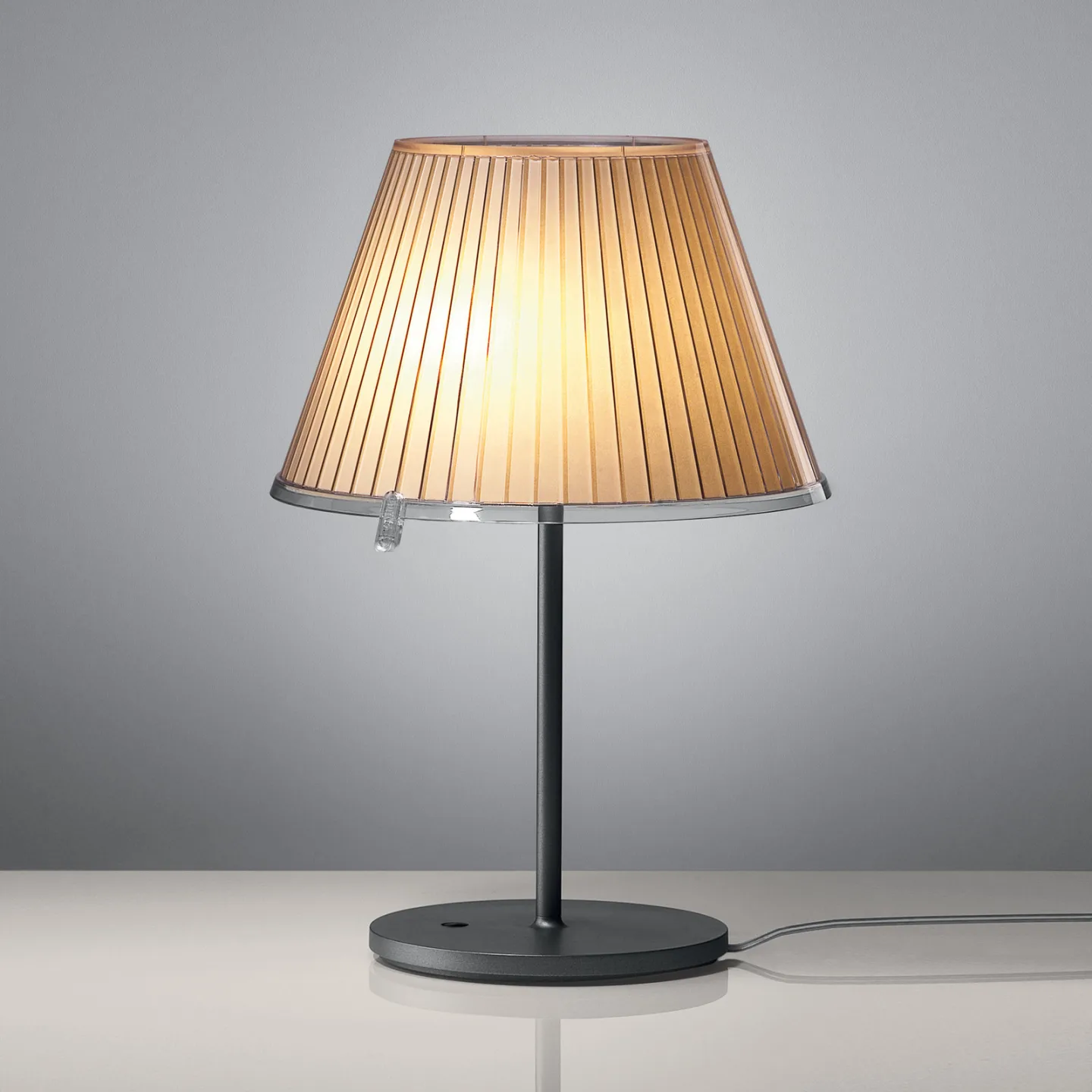 Choose LED Tischleuchte pergament/anthrazit - Artemide - Schlafzimmer - Design - Metall - Mit Schirm