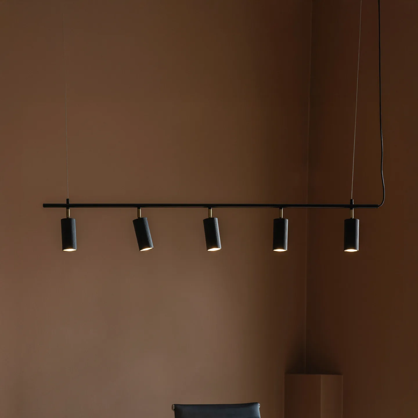 Hubble 5 pendellampa, svart, längd 130 cm – Globen Lighting - Matsal - Skandinavisk - Aluminium - Med flera ljuskällor