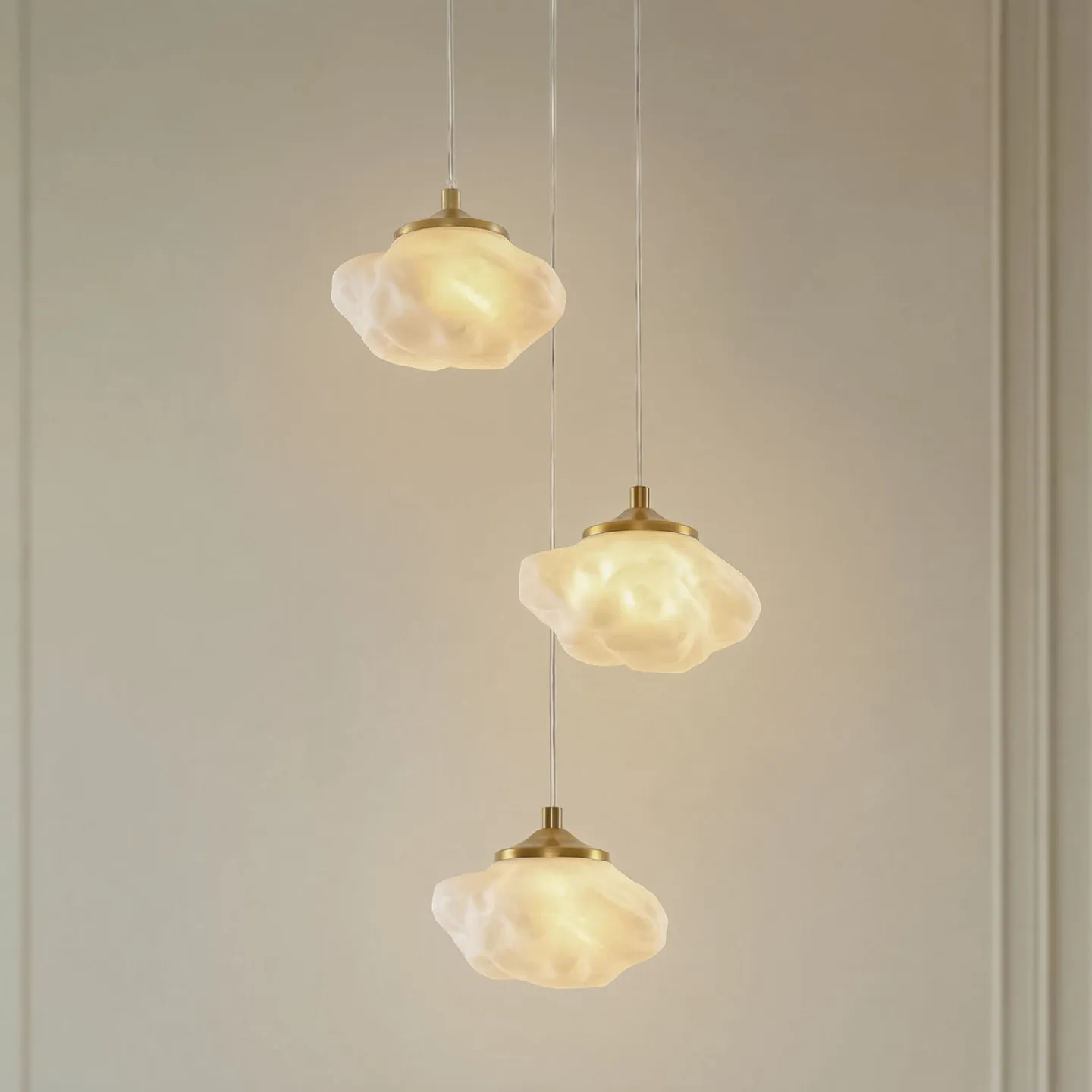 Piatra Hängelampe, opal/messing, 3-fl, Ø25cm, Glas - Lindby - Wohnzimmer - Modern - Mehrflammig