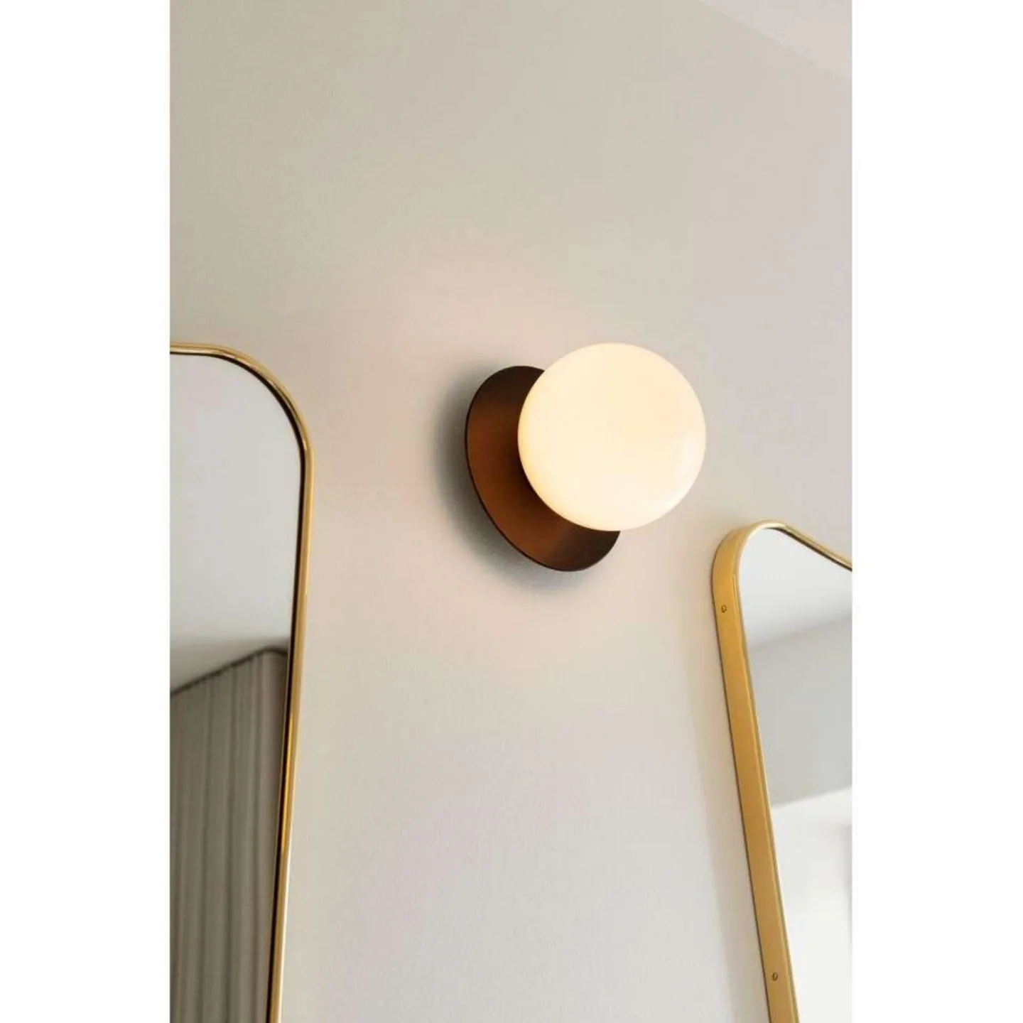 Liila 1 Medium Wandleuchte, bronze/opal, IP 44, G9 - Nuura Nuura Aps - Badezimmer - Design - Metall - Kugel