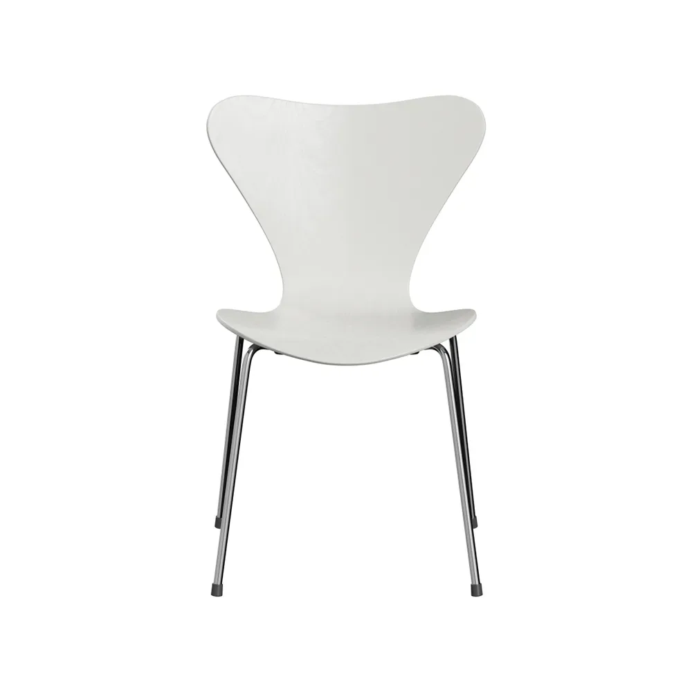 Fritz Hansen Sjuan 3107 stol Vit-färgad ask-kromat stålstativ