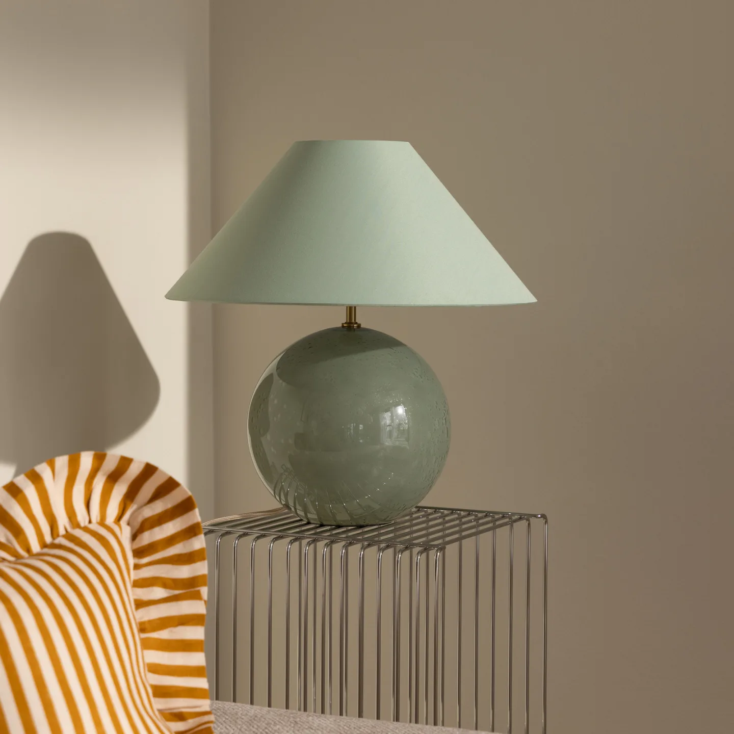 Iris 45 bordlampe grøn tekstil 45 cm - Globen Lighting - Stue - Design - Stof / tekstil - Med én lyskilde