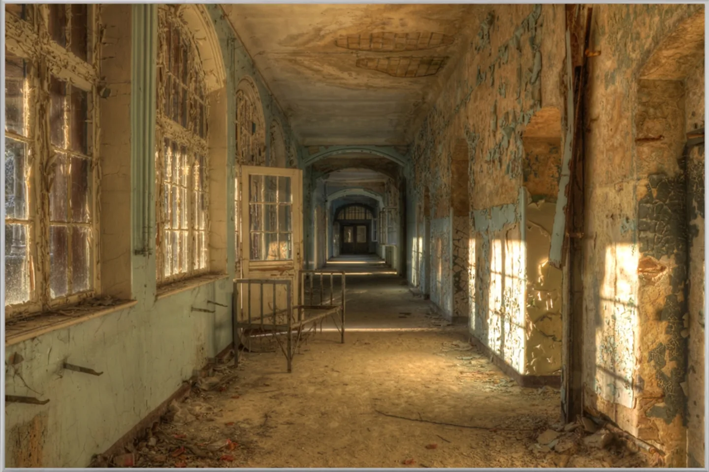 image LAND Bild mit Rahmen Lost Place Flur | Schubiger Möbel