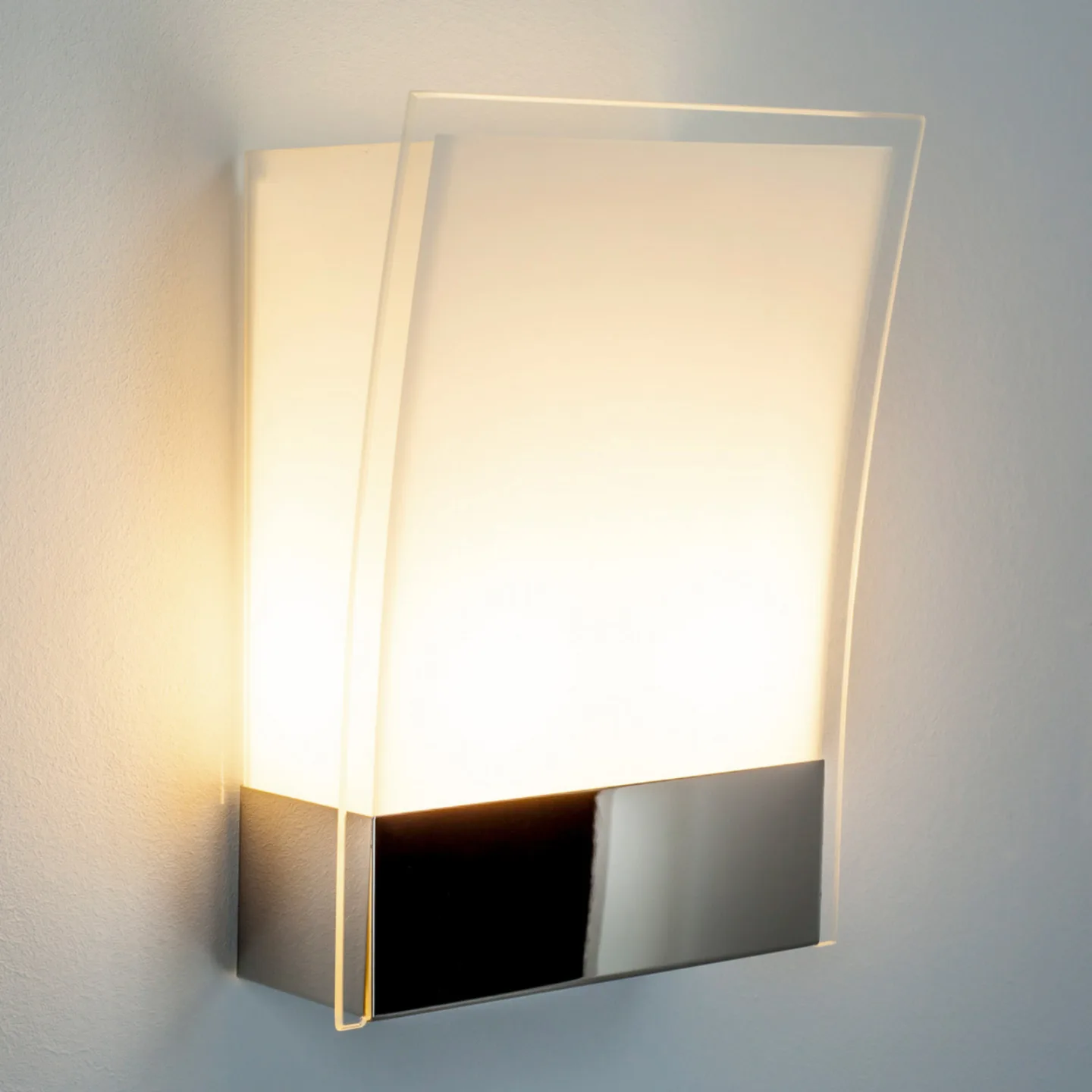 Malthe Vägglampa Chrome/Satin White - Lindby - Hall - Modern - Metall - Vinklad