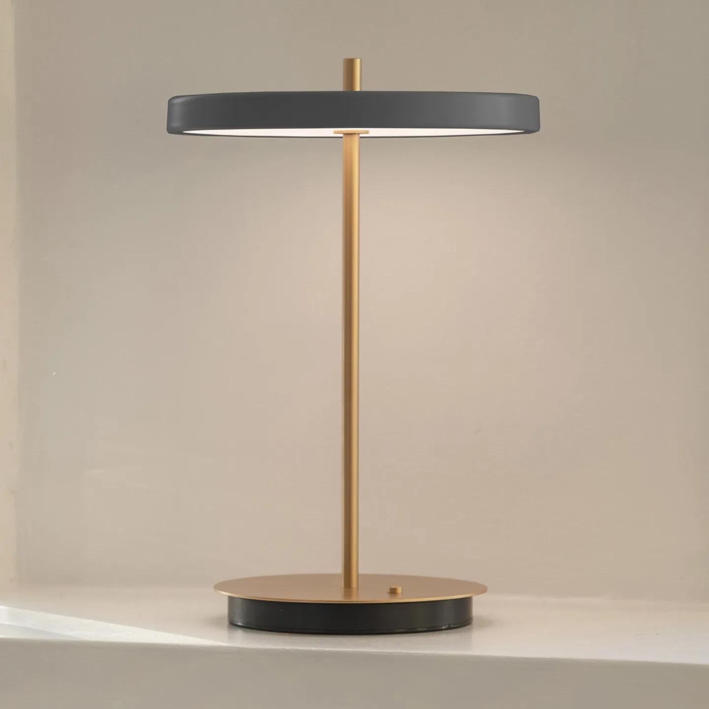 Asteria Move LED-Akkutischlampe, grau/messing, 31cm - UMAGE - Wohnzimmer - Design - Metall - Mit Schirm