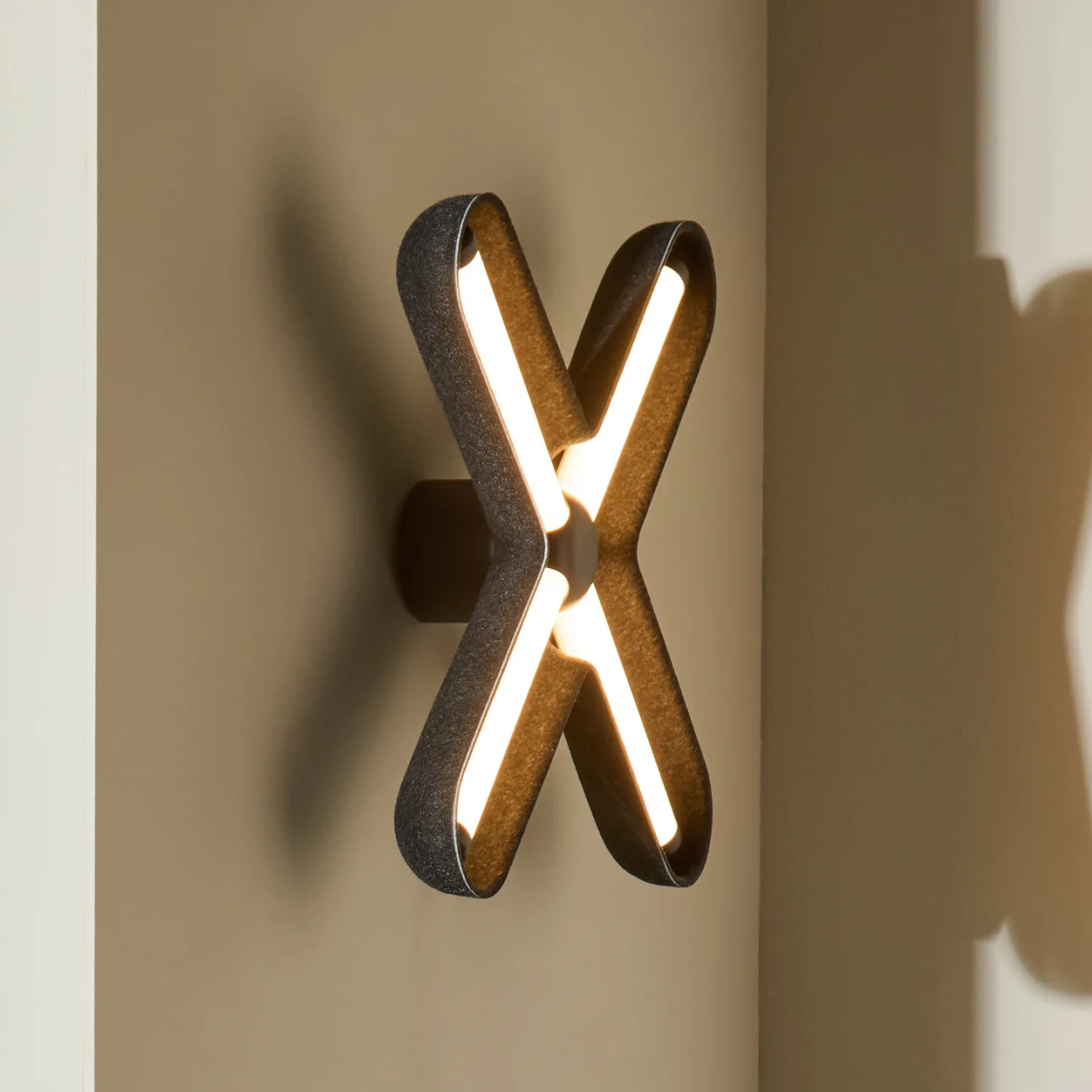 Fuzz LED-Wandlampe, schwarz/schwarz, 50 cm - LOOM DESIGN - Wohnzimmer - Modern - Aluminium - Einflammig