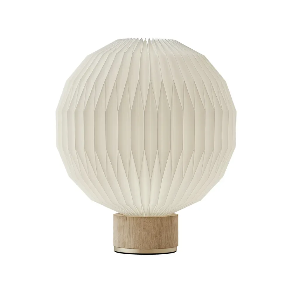 Le Klint 375 bordslampa vit, medium-plastskärm, lampfot i ek