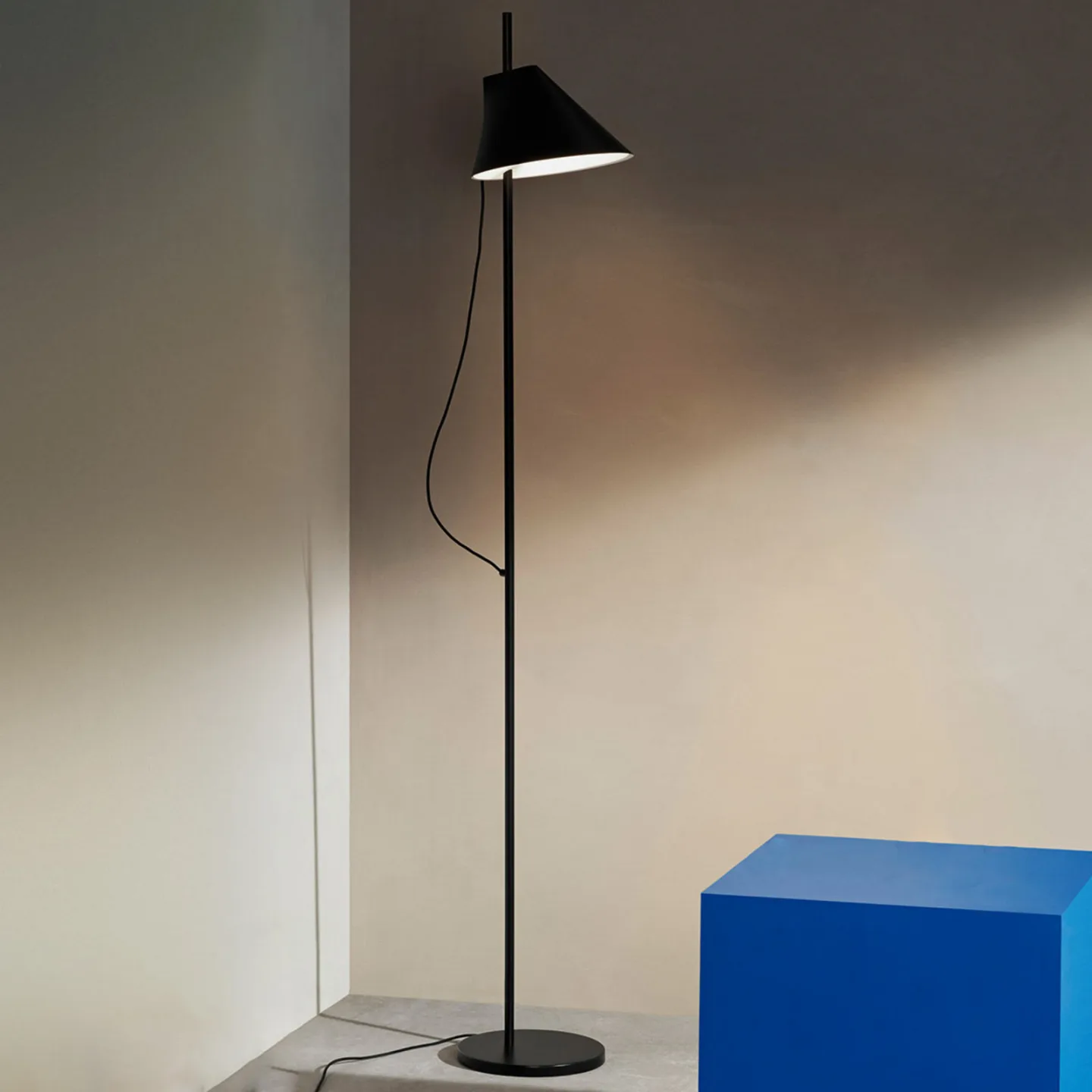 Yuh Gulvlampe Sort - Louis Poulsen - Stue - Design - Metal - Med én lyskilde