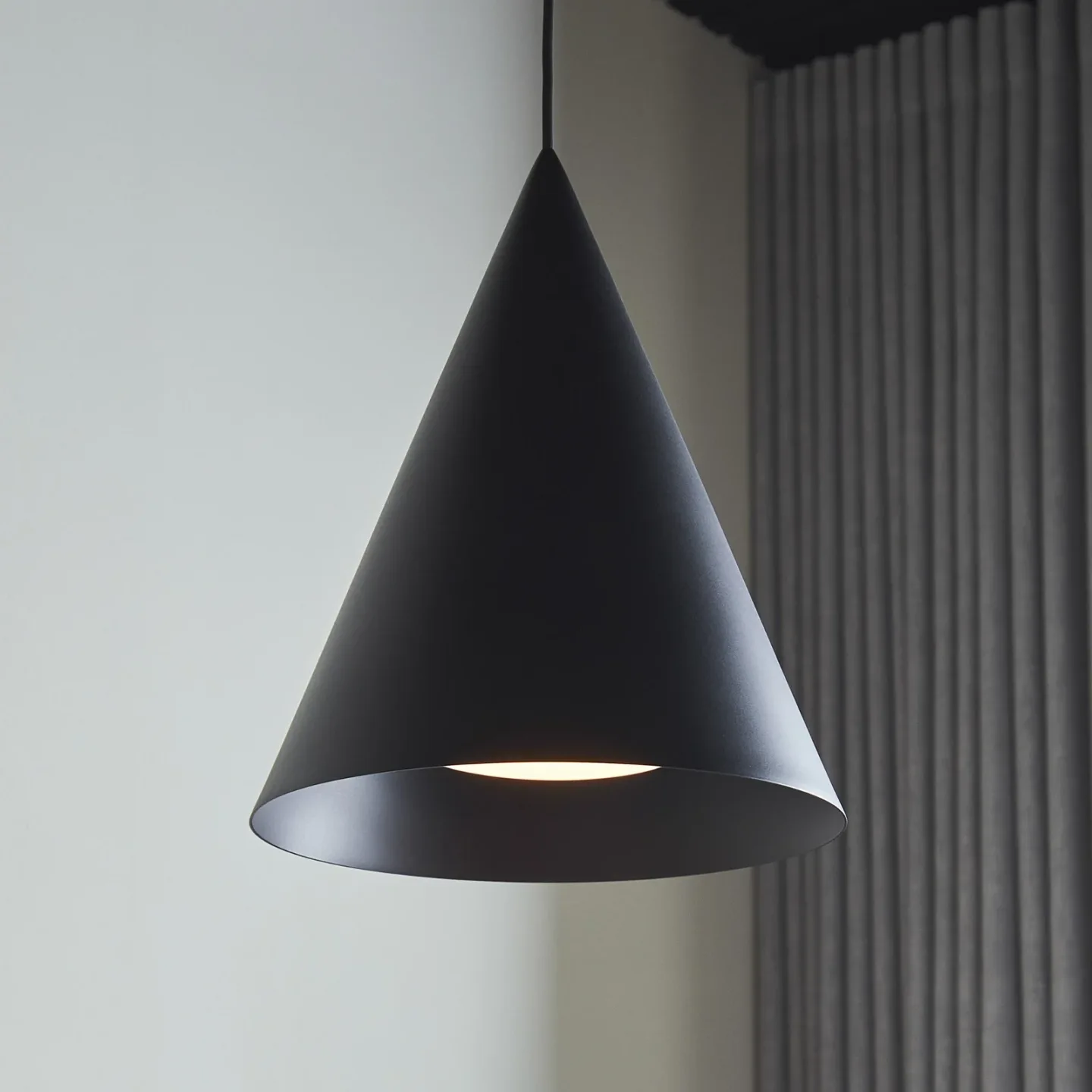 Hanzu Hängelampe, Ø 35 cm, schwarz, E27 - LOOM DESIGN - Wohnzimmer - Modern - Aluminium - Einflammig