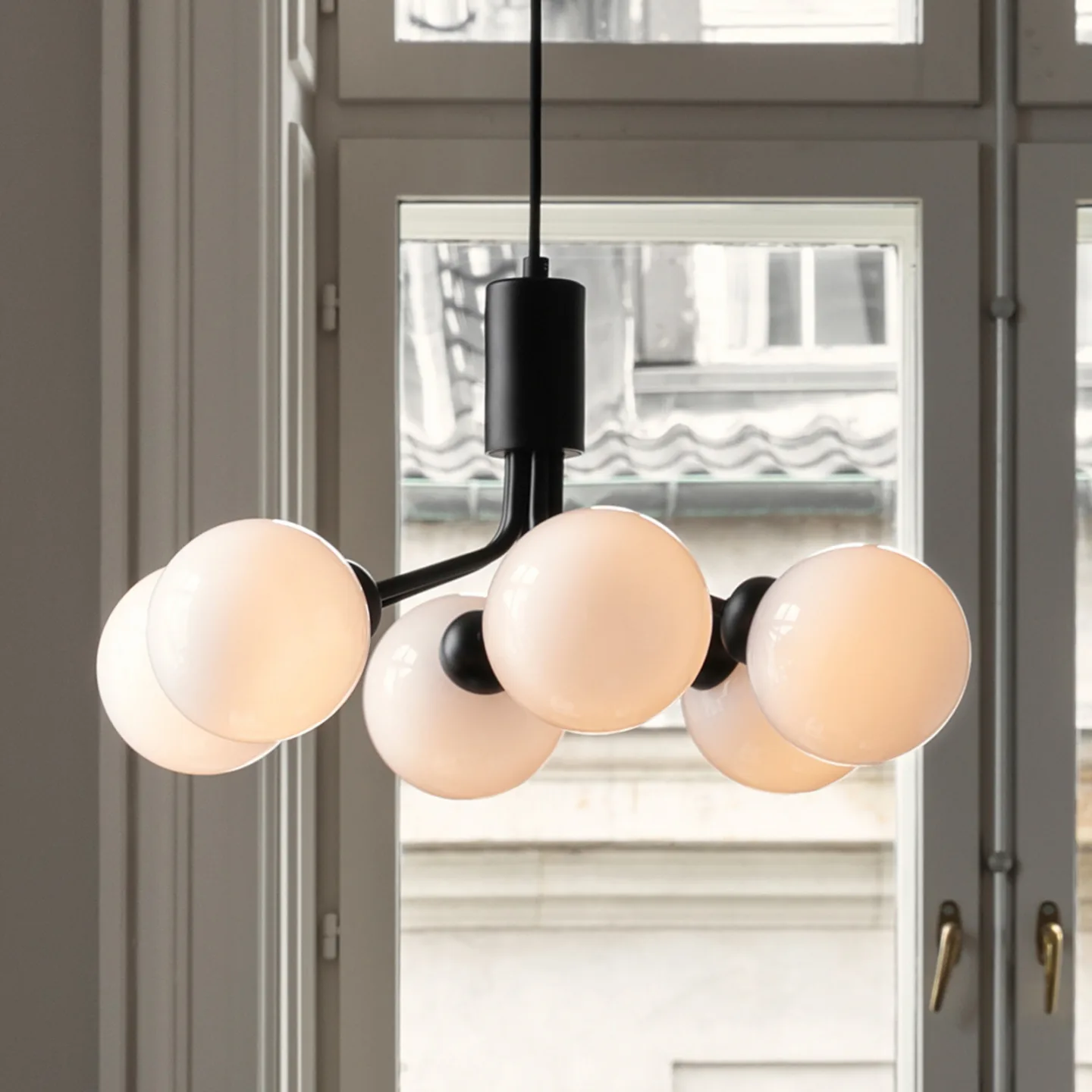 Apiales 6 pendellampa, svart/opal, Ø 50 cm - Nuura Nuura Aps - Vardagsrum - Skandinavisk - Glas - Med flera ljuskällor