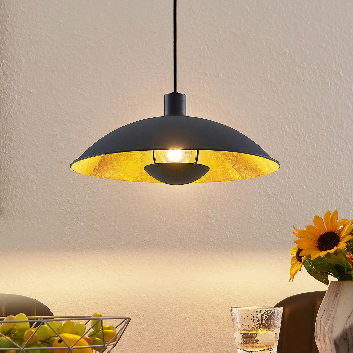 Narisara Pendel Ø40 Black/Gold - Lindby - Stue - Moderne - Metall - Med en lyskilde